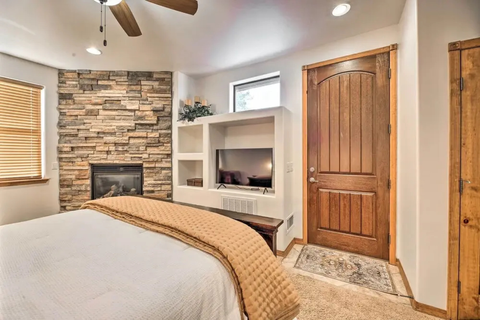 Patio, Deck & Grill: Spacious Show Low Home!