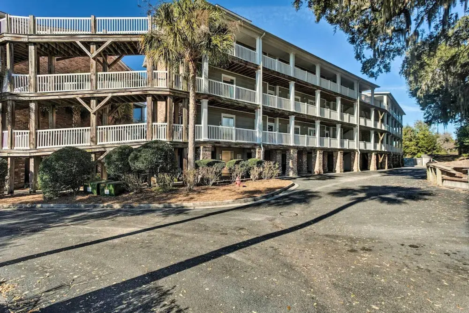 3rd-floor Riverfront Condo: Walk to Downtown Eats!