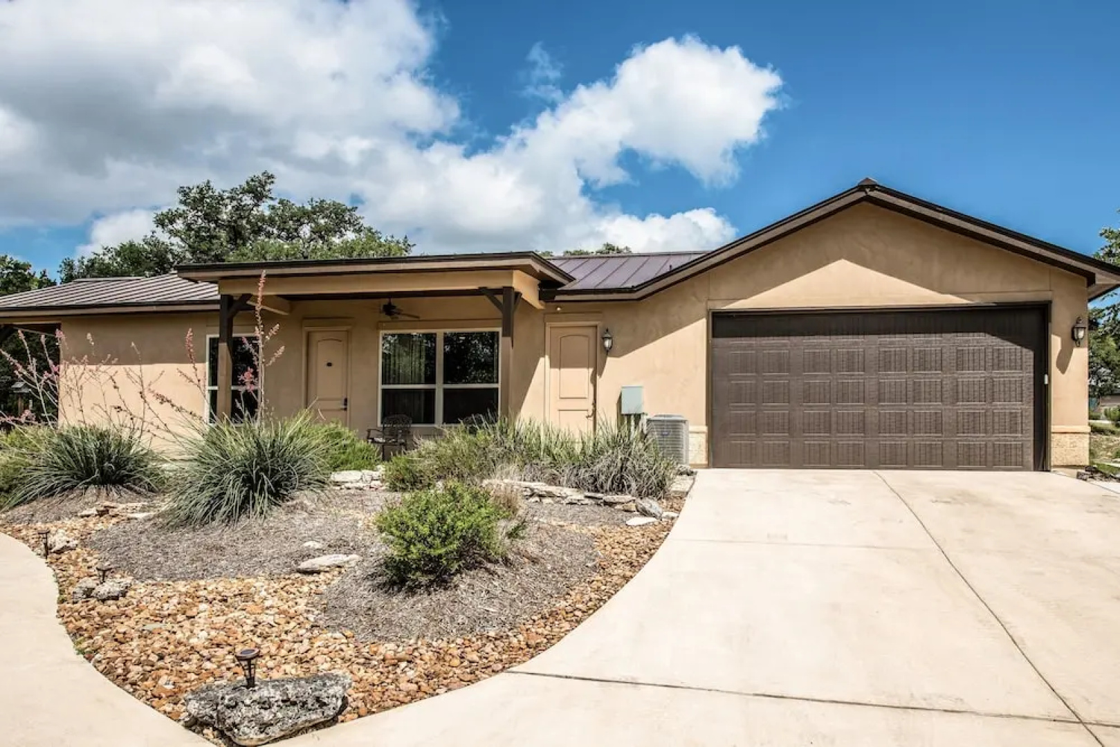 The Century Oak: 3-unit Beside Hidden Falls 4 Bedroom Home