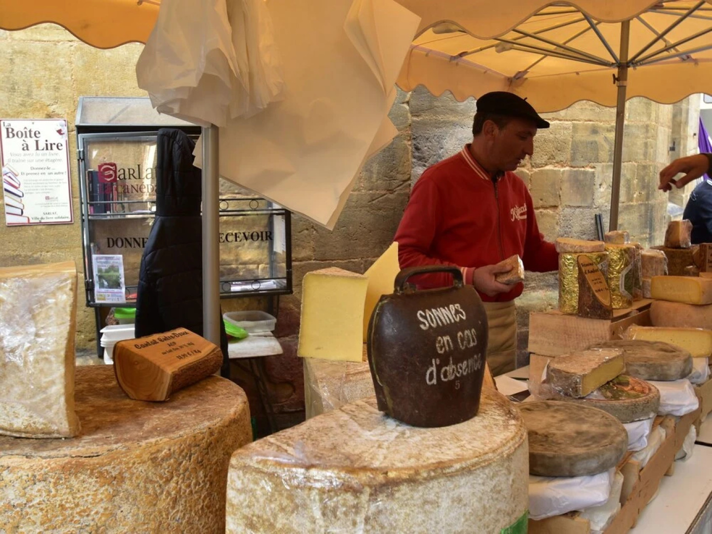 Luxurious Holiday Home with Swimming Pool in Meyrals