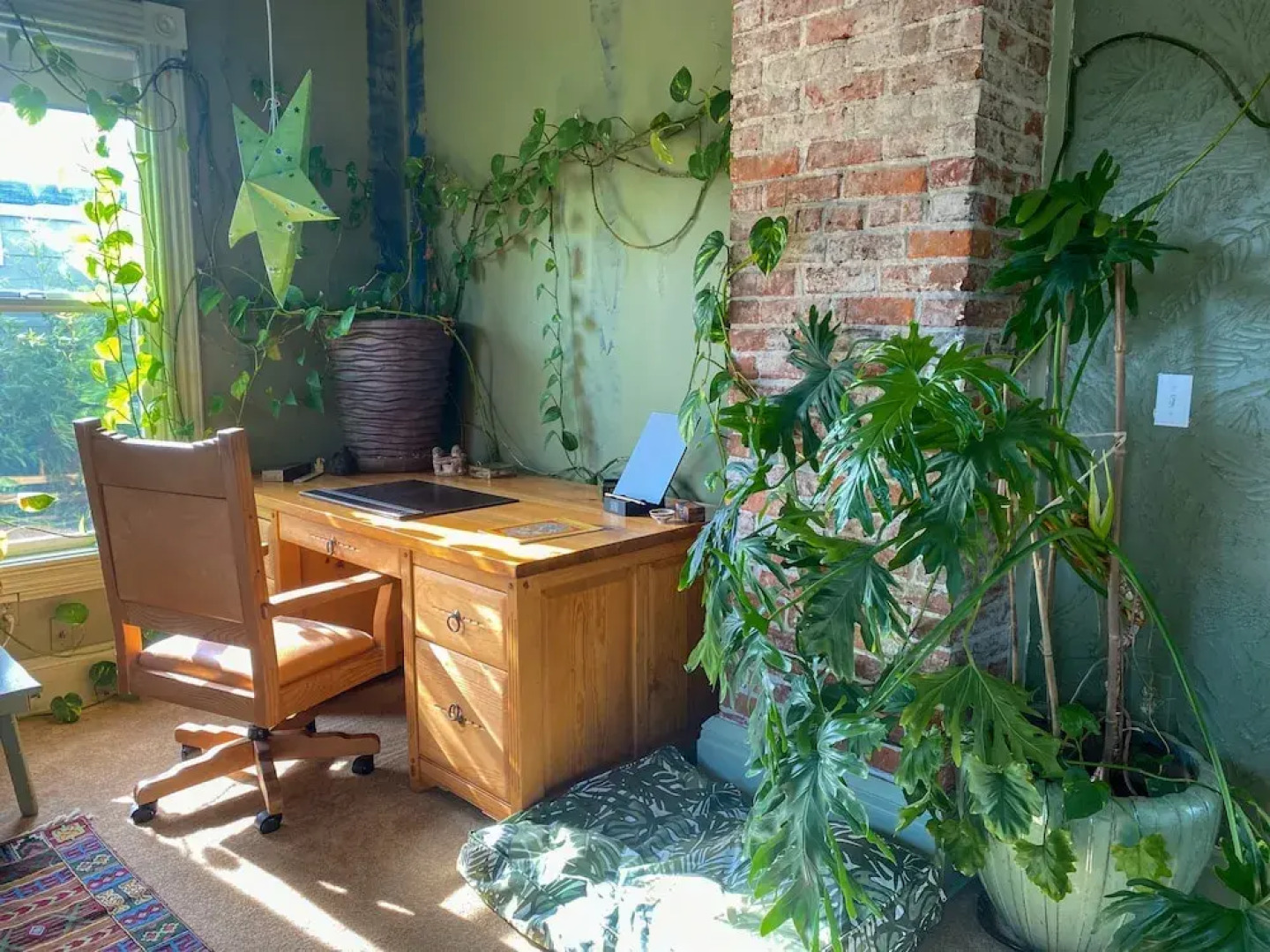 Upstairs at Thevictorian - Lush Walkable and Dog-friendly Retreat - Steps From Downtown Bellingham