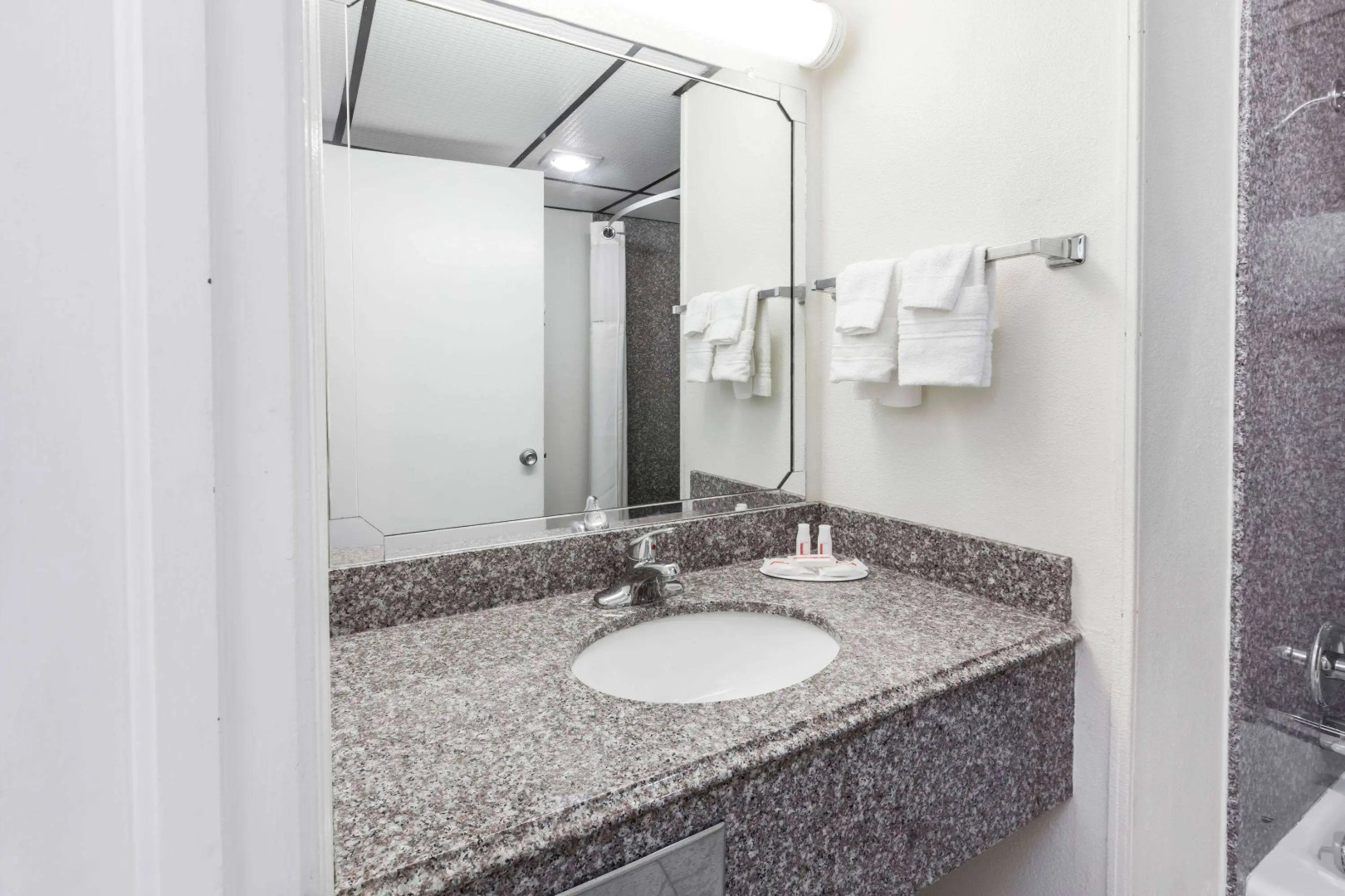 Super 8 by Wyndham Clinton