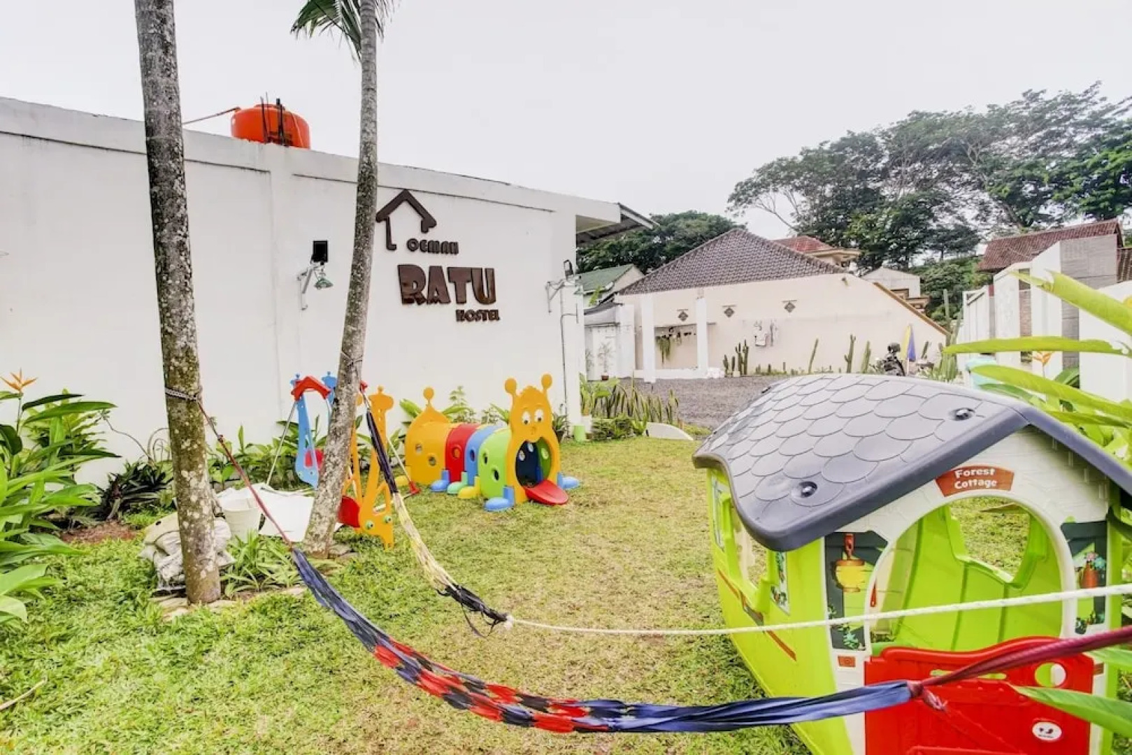 Oemah Ratu Hostel Syariah by OYO Rooms