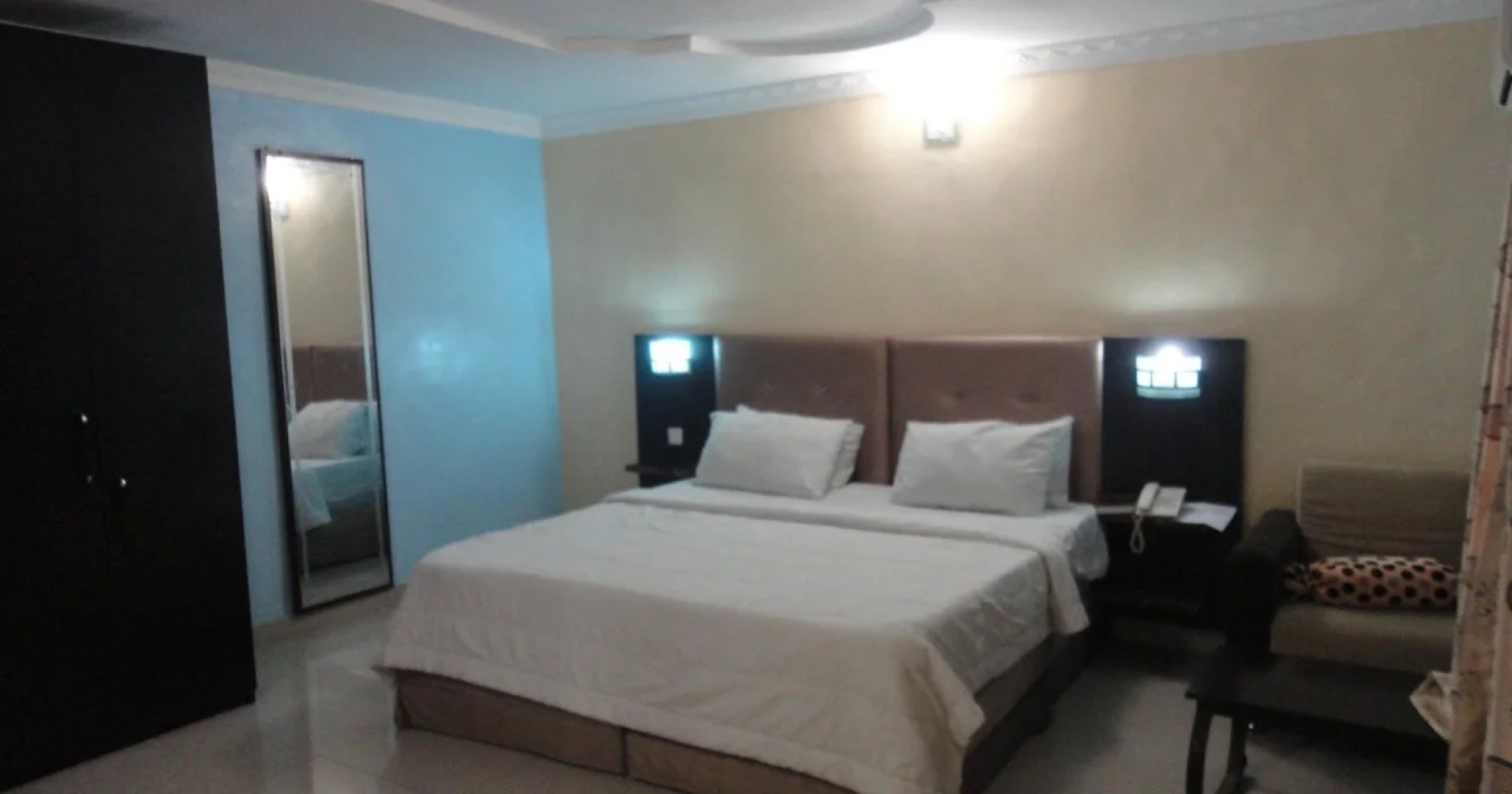 Moongate Hotel and Suites, Obantoko