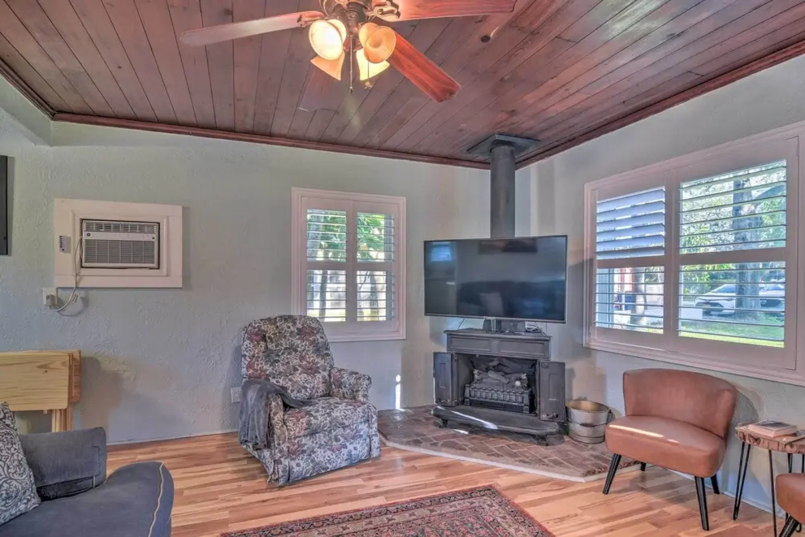 Quiet Crystal Beach Hideaway - Steps to Shoreline!