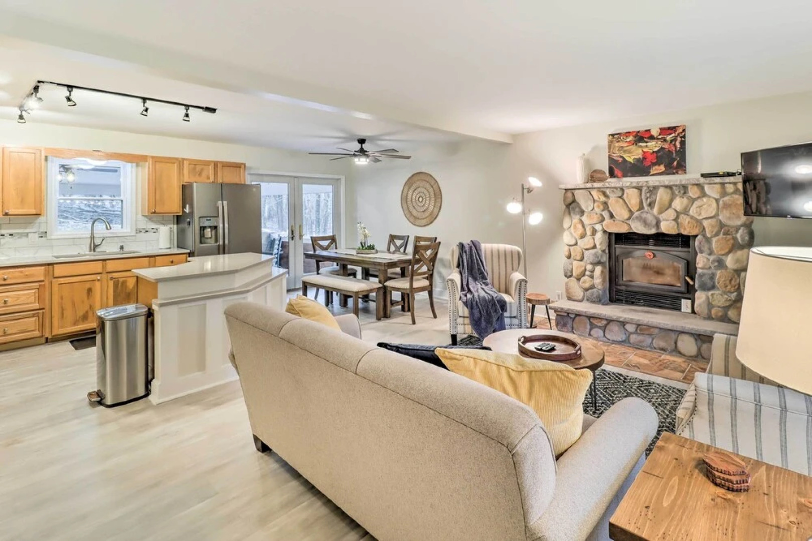 Blakeslee Home w/ Private Hot Tub, 5 Mi to Skiing!