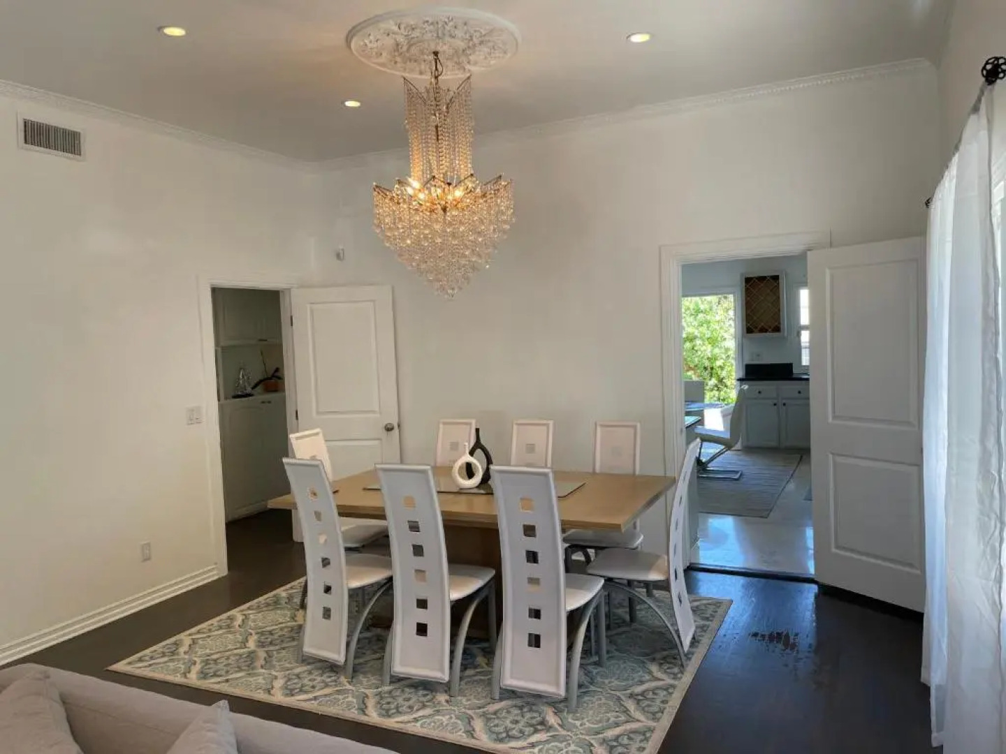 Contemporary 5 bed- 4 bath Beverly Hills Home