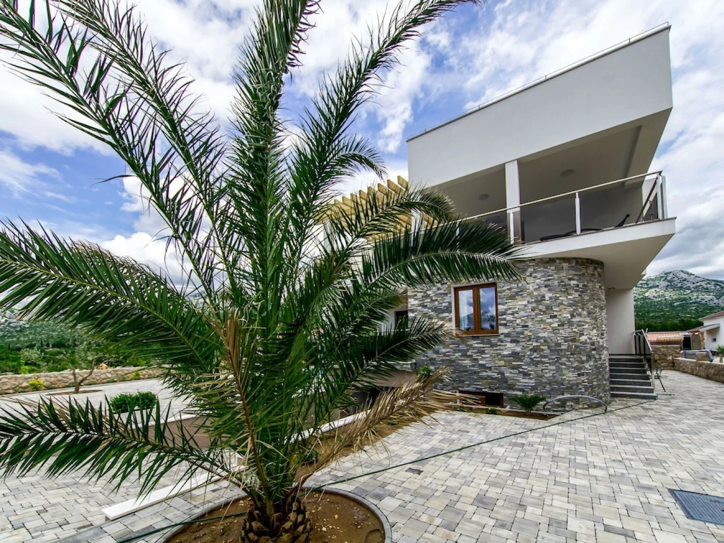 Luxurious Villa with Private Swimming Pool, Hot Tub, Sauna, Lovely Taverne