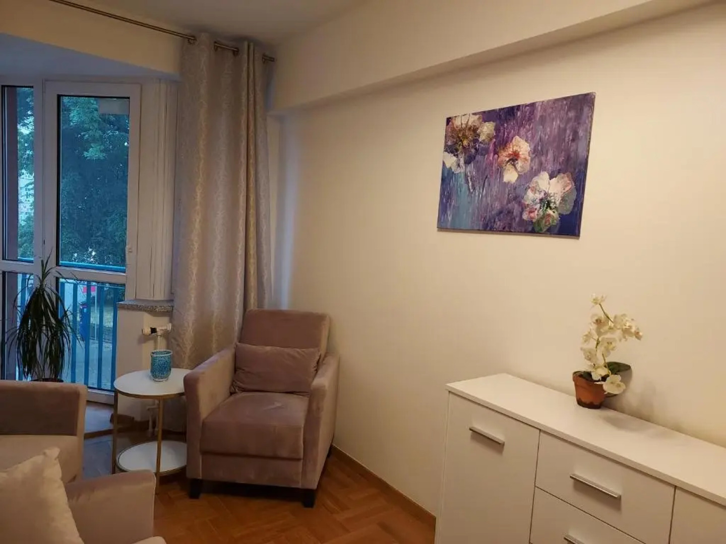 APART- salon z aneksem kuchenym, 2 sypialnie, łazienka