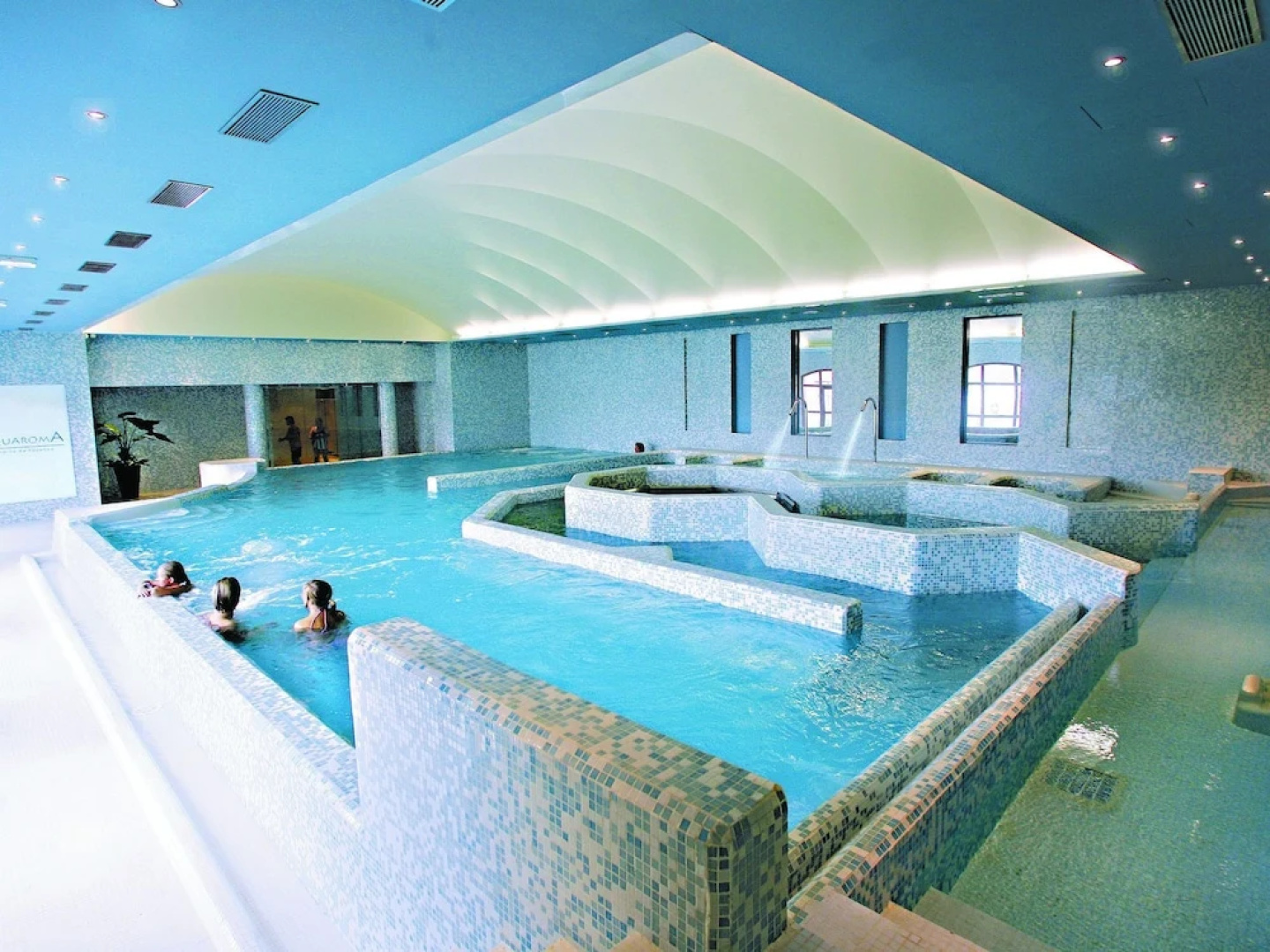 Attractive Holiday Home With Three Bathrooms and a Jacuzzi