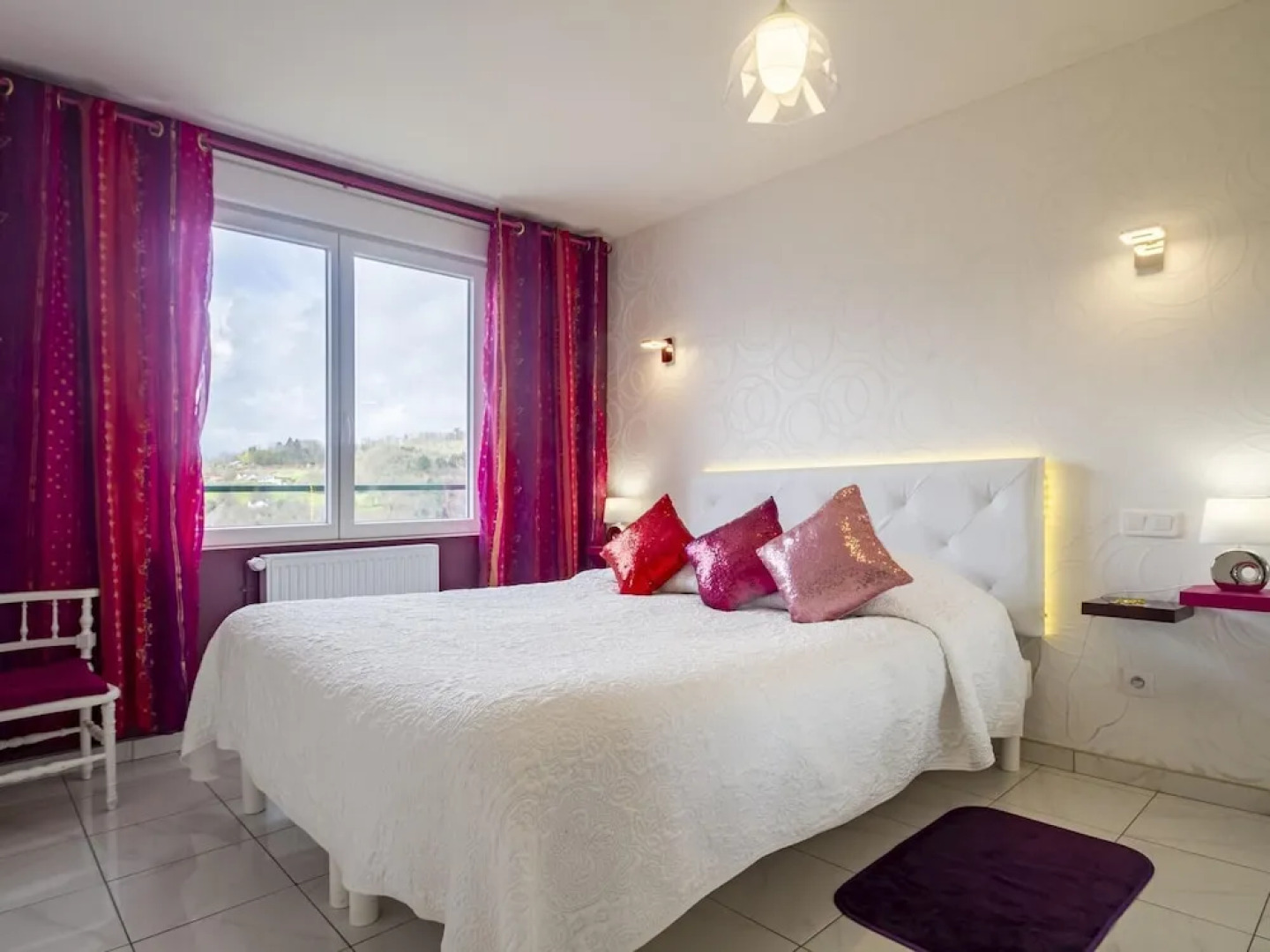 Panoramic White House Suite in Tulle