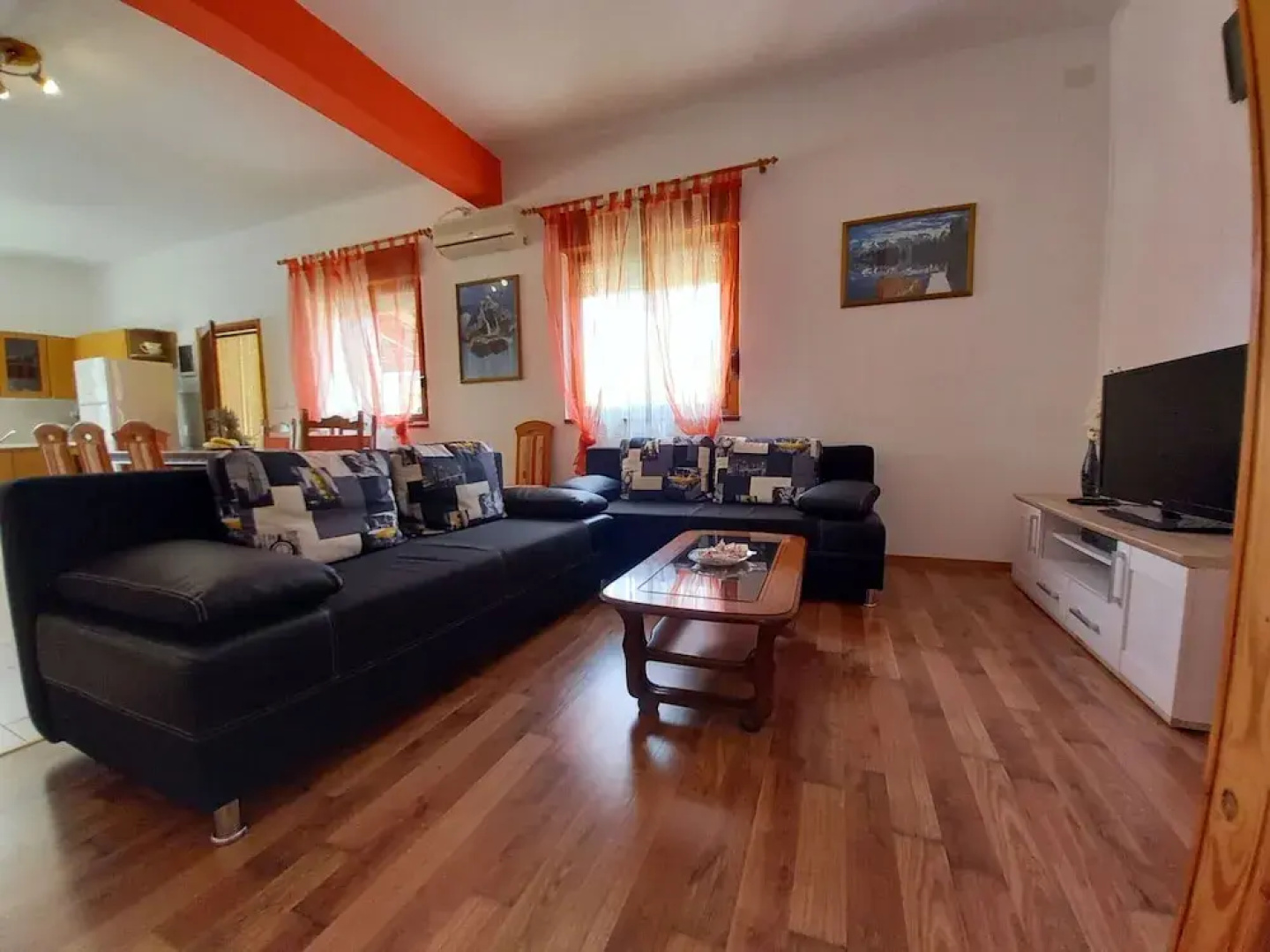 Detached House at Country Side, Fenced Private Garden Ideal for 2 Fam, Wifi