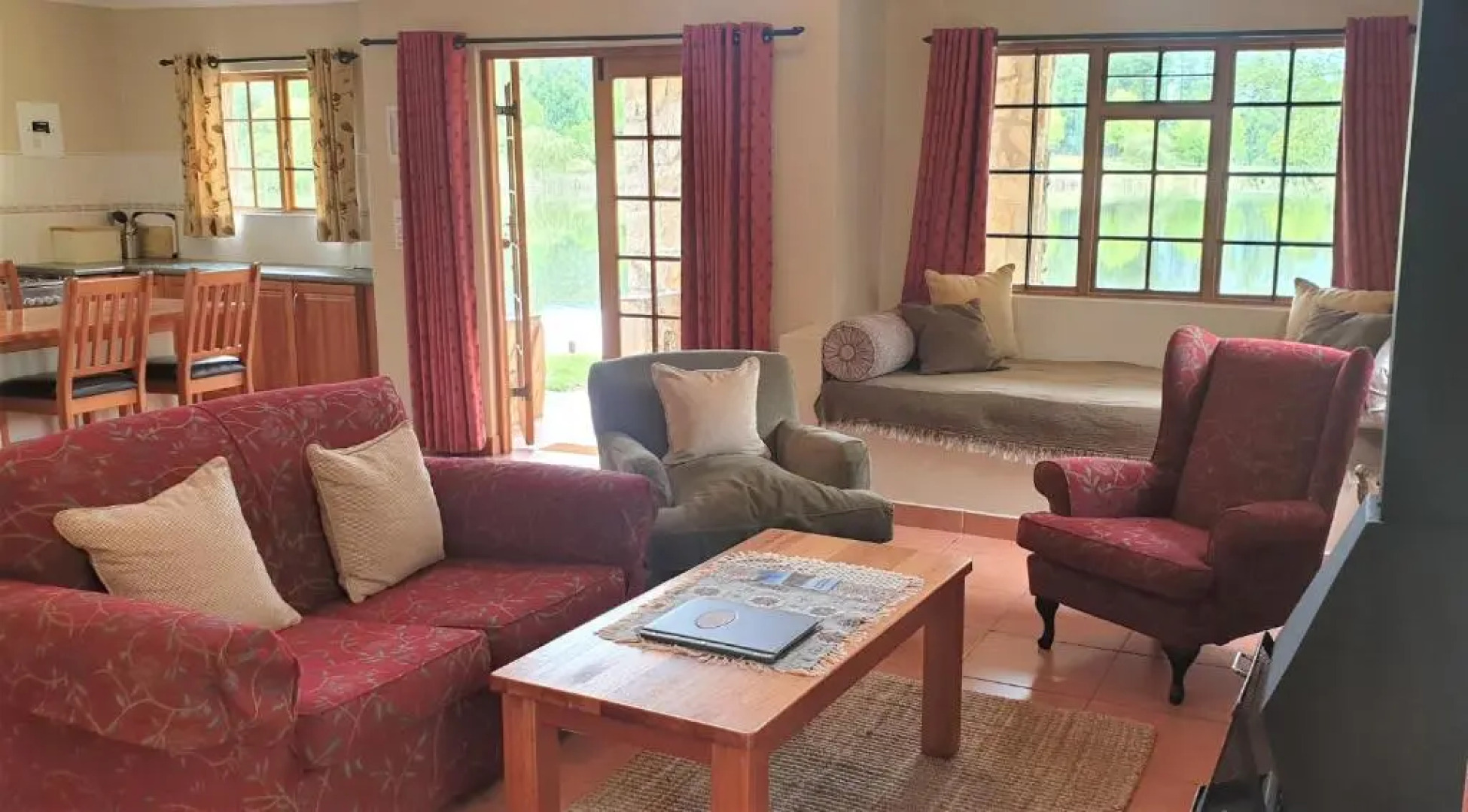 Lake Naverone Holiday Cottages