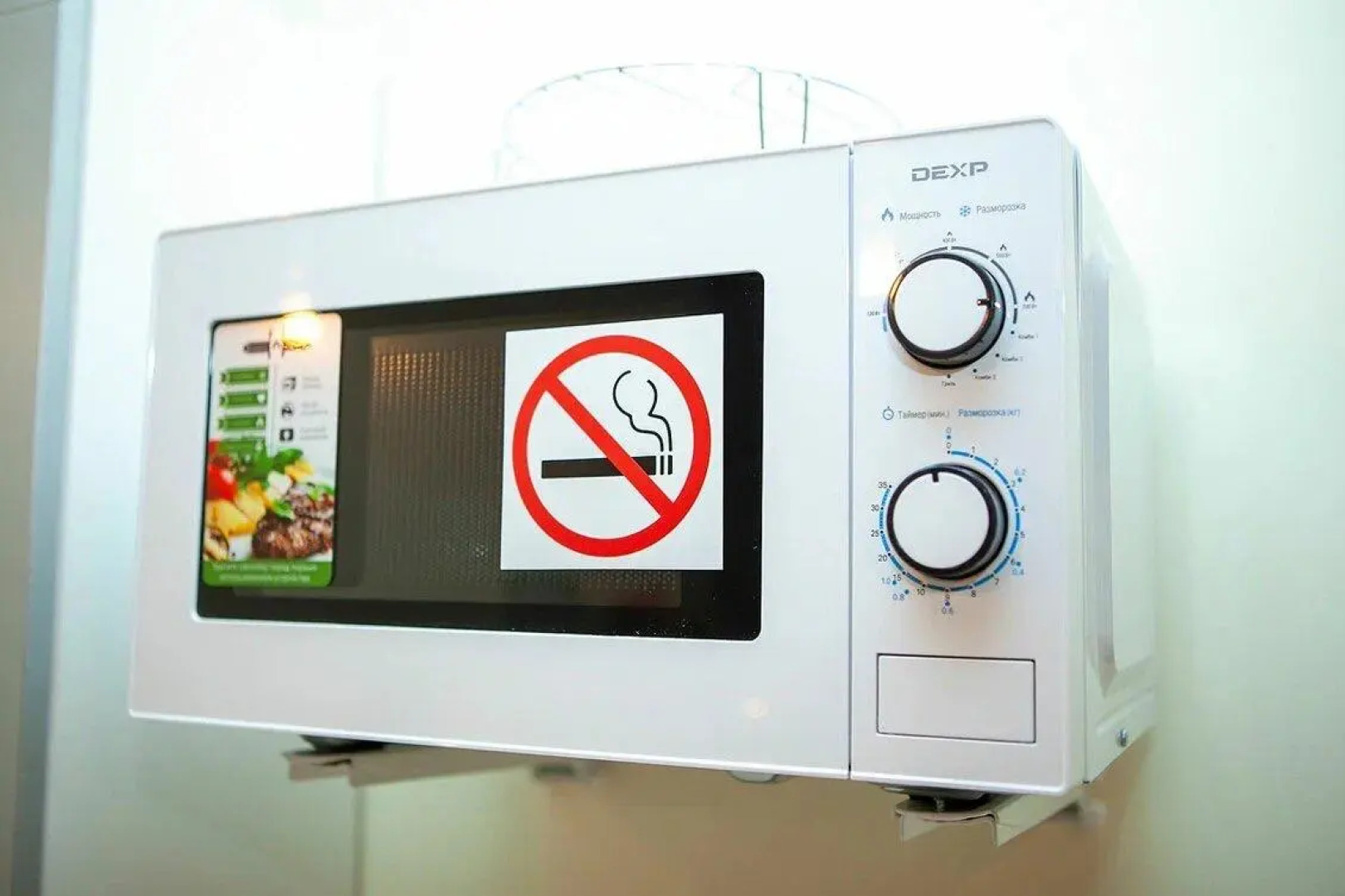 Диван и чемодан на улице Сибиряков-Гвардейцев