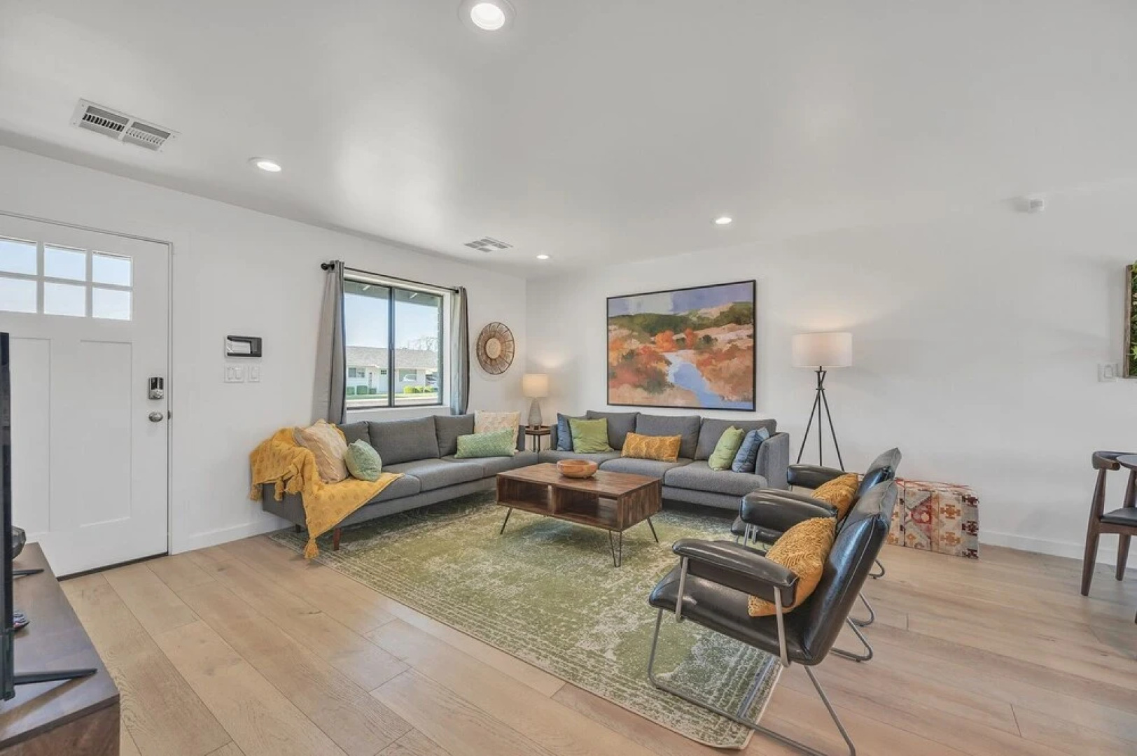 The Palms: Spacious 4-BR Retreat with Hot Tub near Gilbert by RedAwning