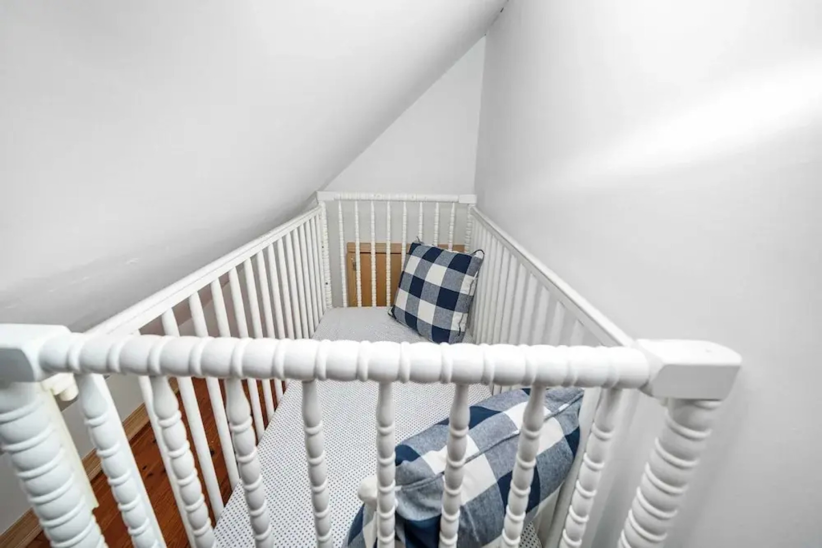 Secluded Waterfront Retreat for 23 Dock, Pets OK