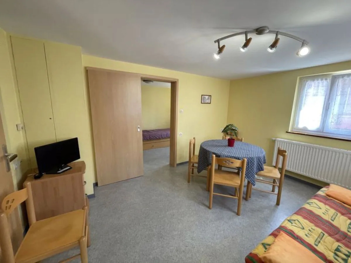 Résidence jaune et rose 36845