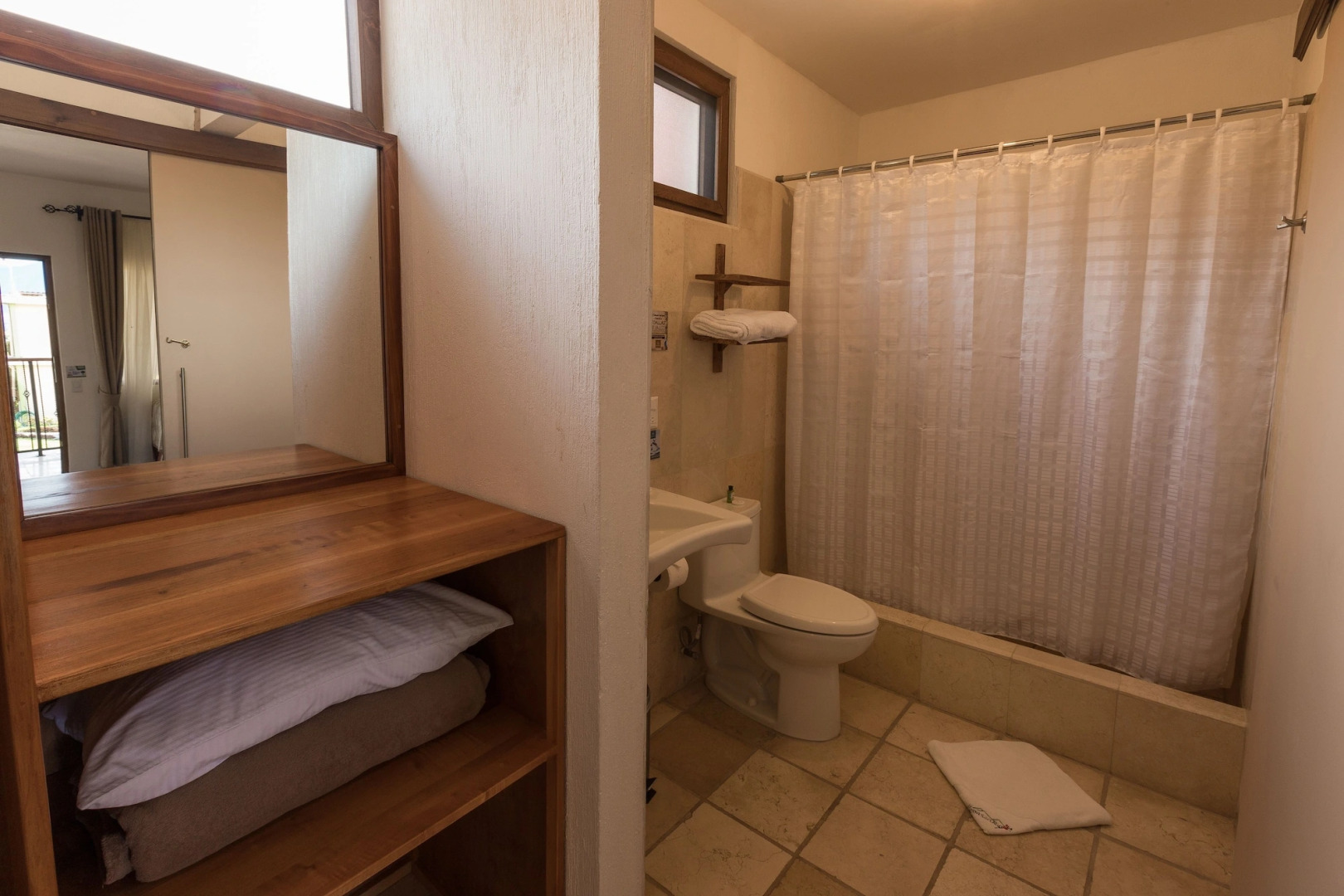 Hotel y Centro de Convenciones Jardines del Lago