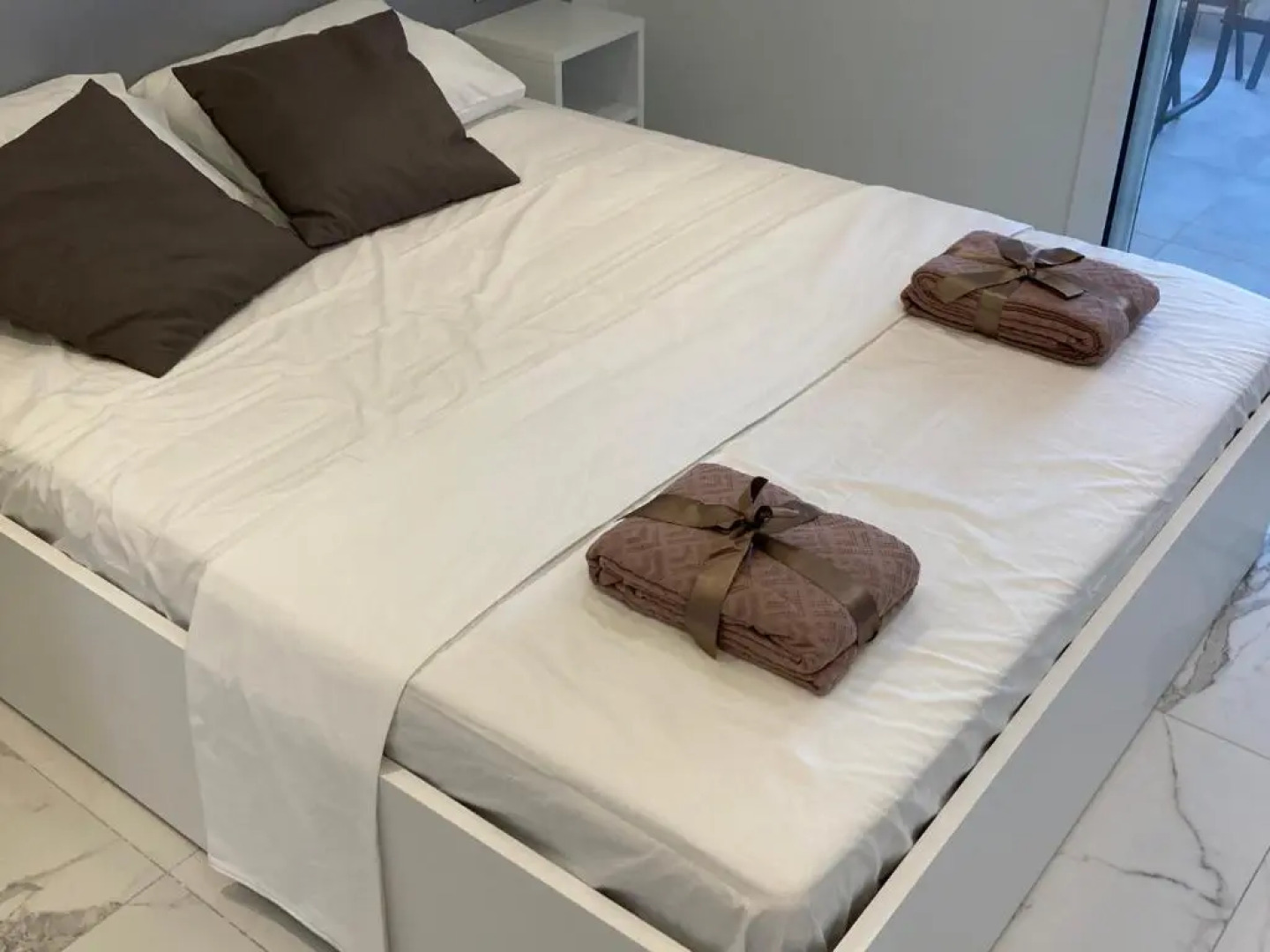 Luka 1 Aparts Polichrono