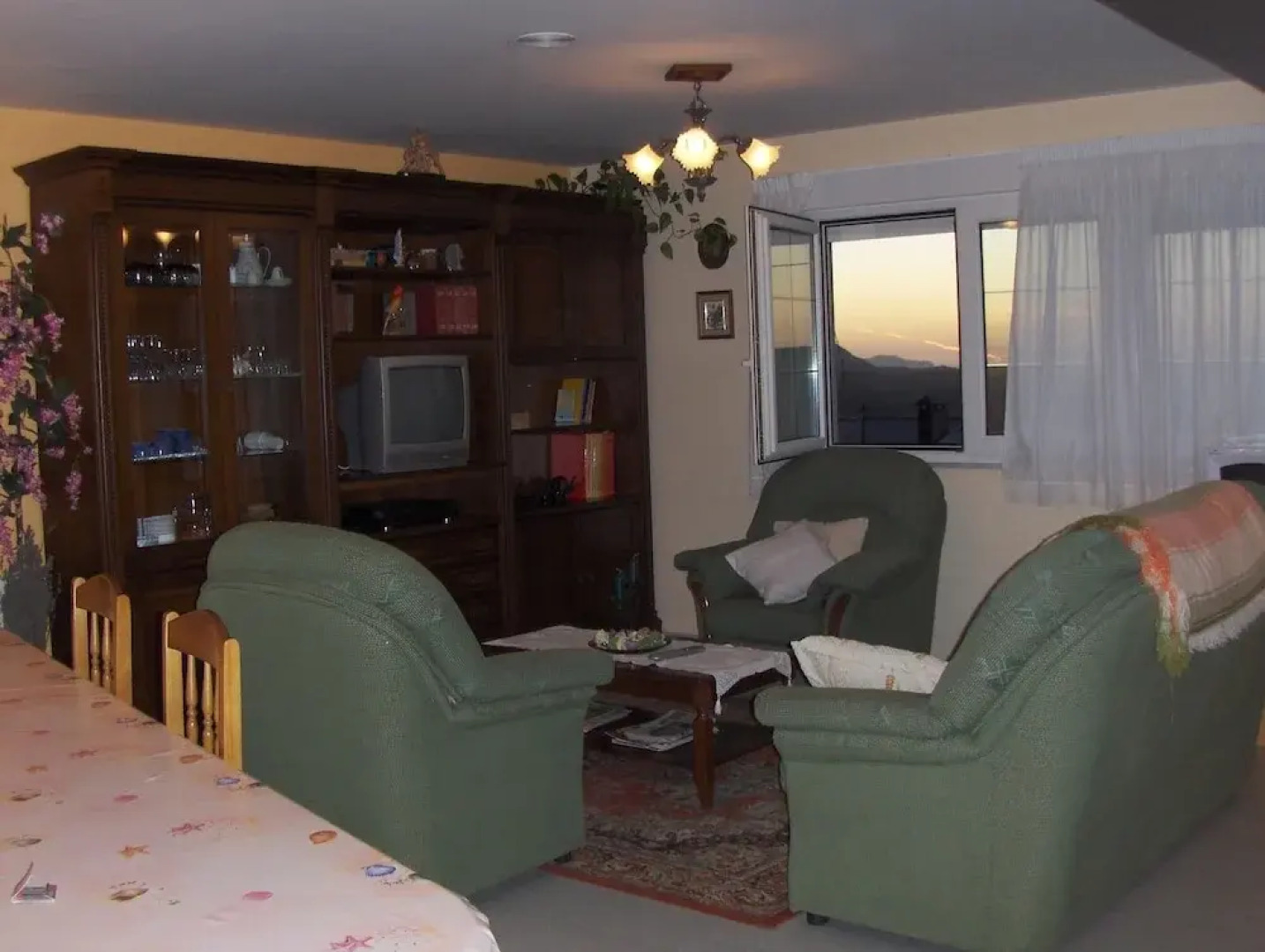 Beautiful Chalet With Spectacular Ocean Views