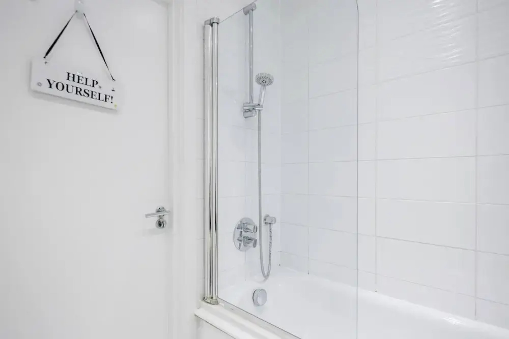 Basildon - 2-bed - Sleeps 5 - Near Train Station