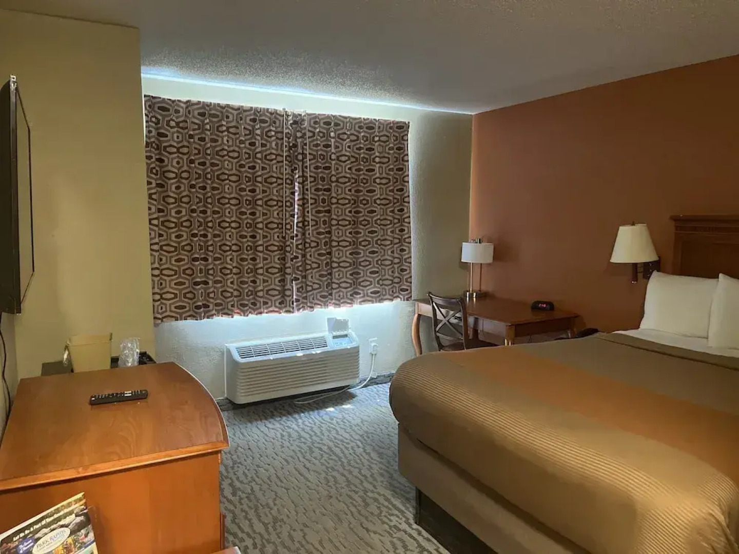 Regency Inn and Suites, Anoka