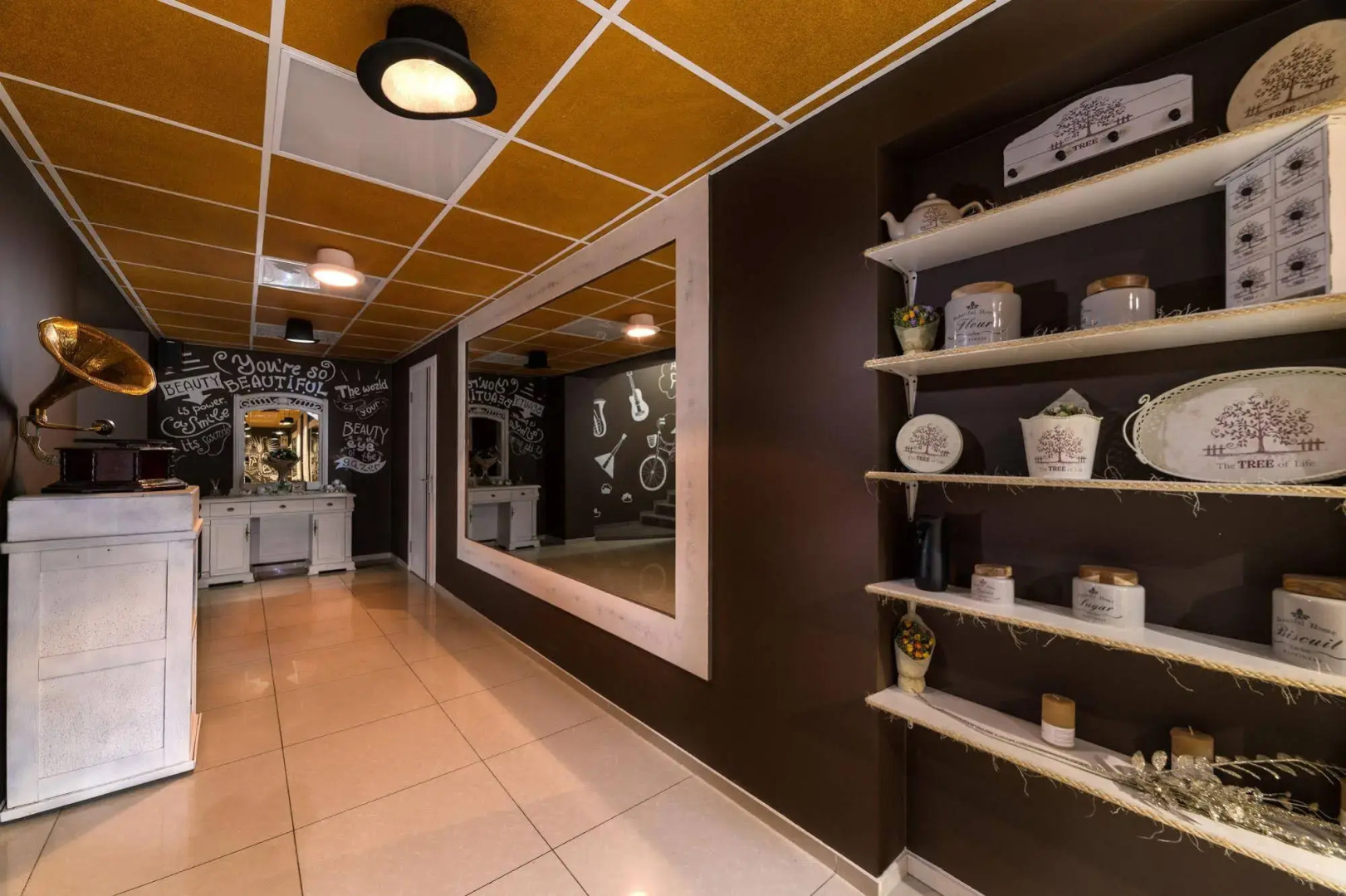 Отель Ambassador Plaza