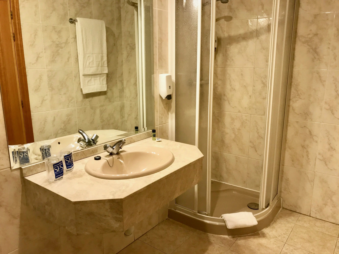 AP Hotel and Parking