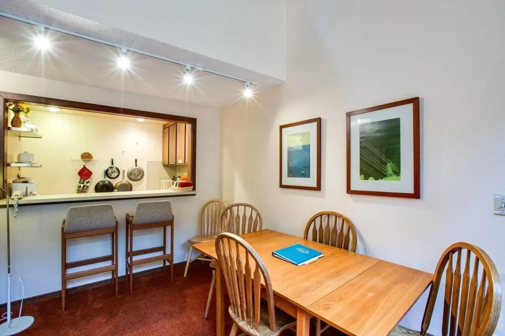 85sw - Fireplace - Washer/dryer - Dishwasher - Sleeps 4 2 Bedroom Home by RedAwning