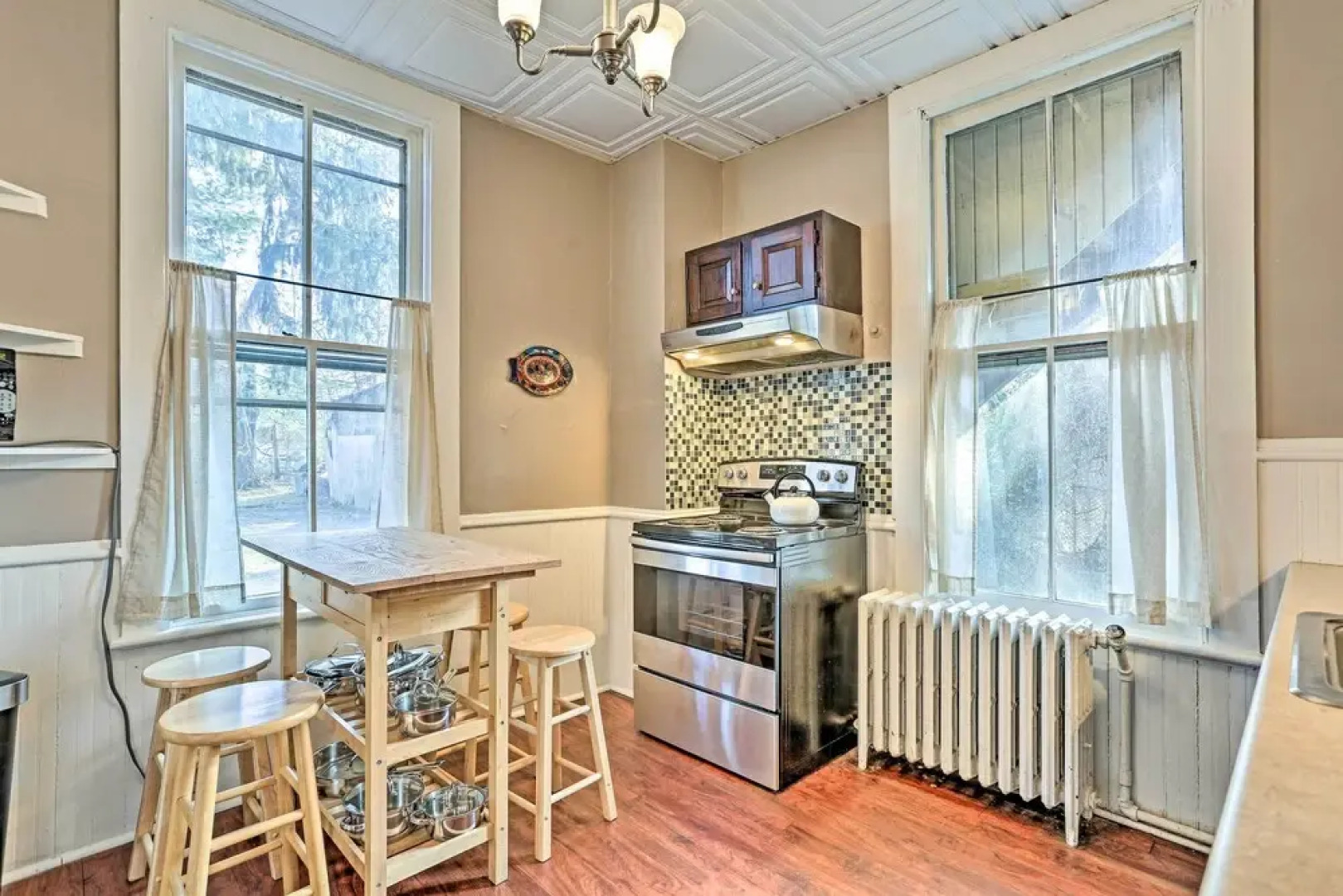 Centrally Located Apt in Victorian Mansion!