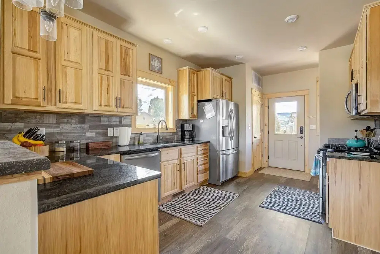 Modern Mountain Home Near Fraser River