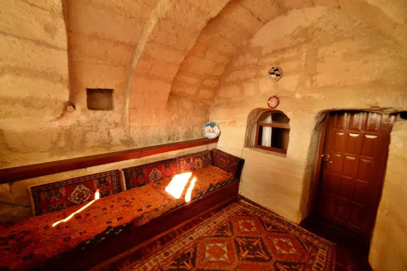 Cave seasons deluxe hotel