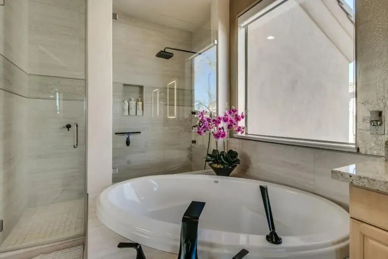 Fabulous 4-Bdrm WBreathtaking Views & Pool