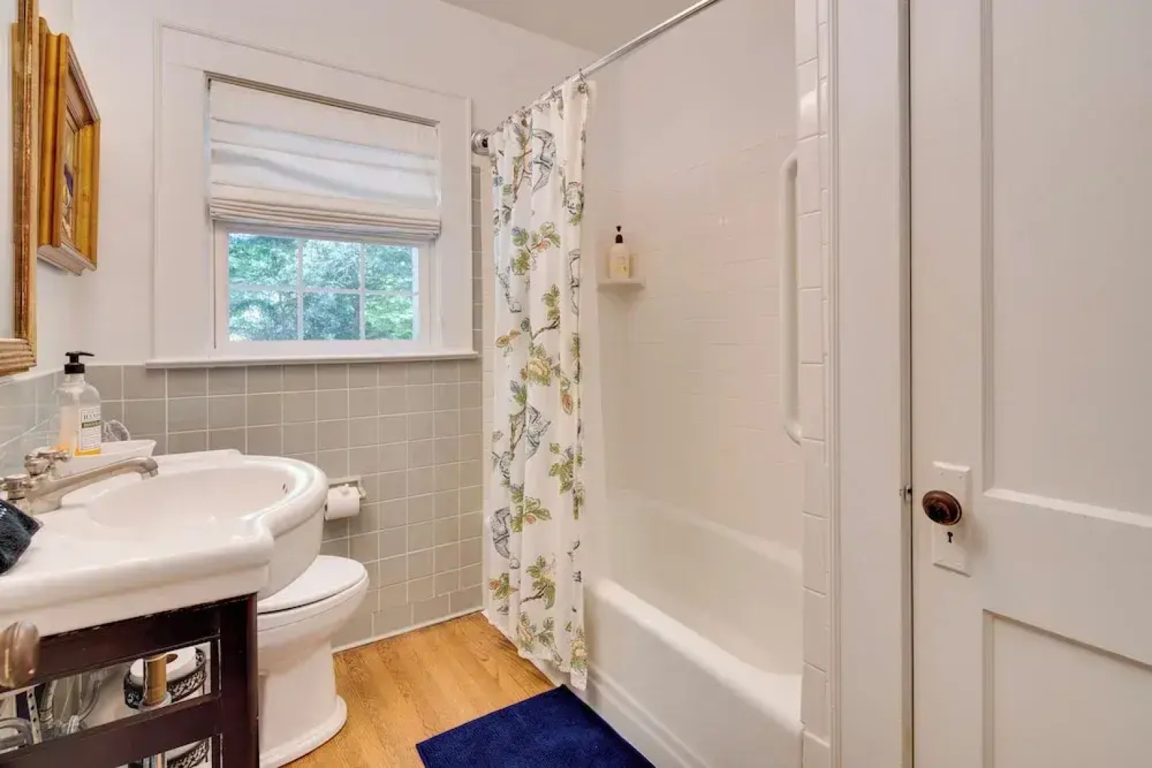 7 Mi to The Biltmore: 'Le Canard' Cottage w/ Porch
