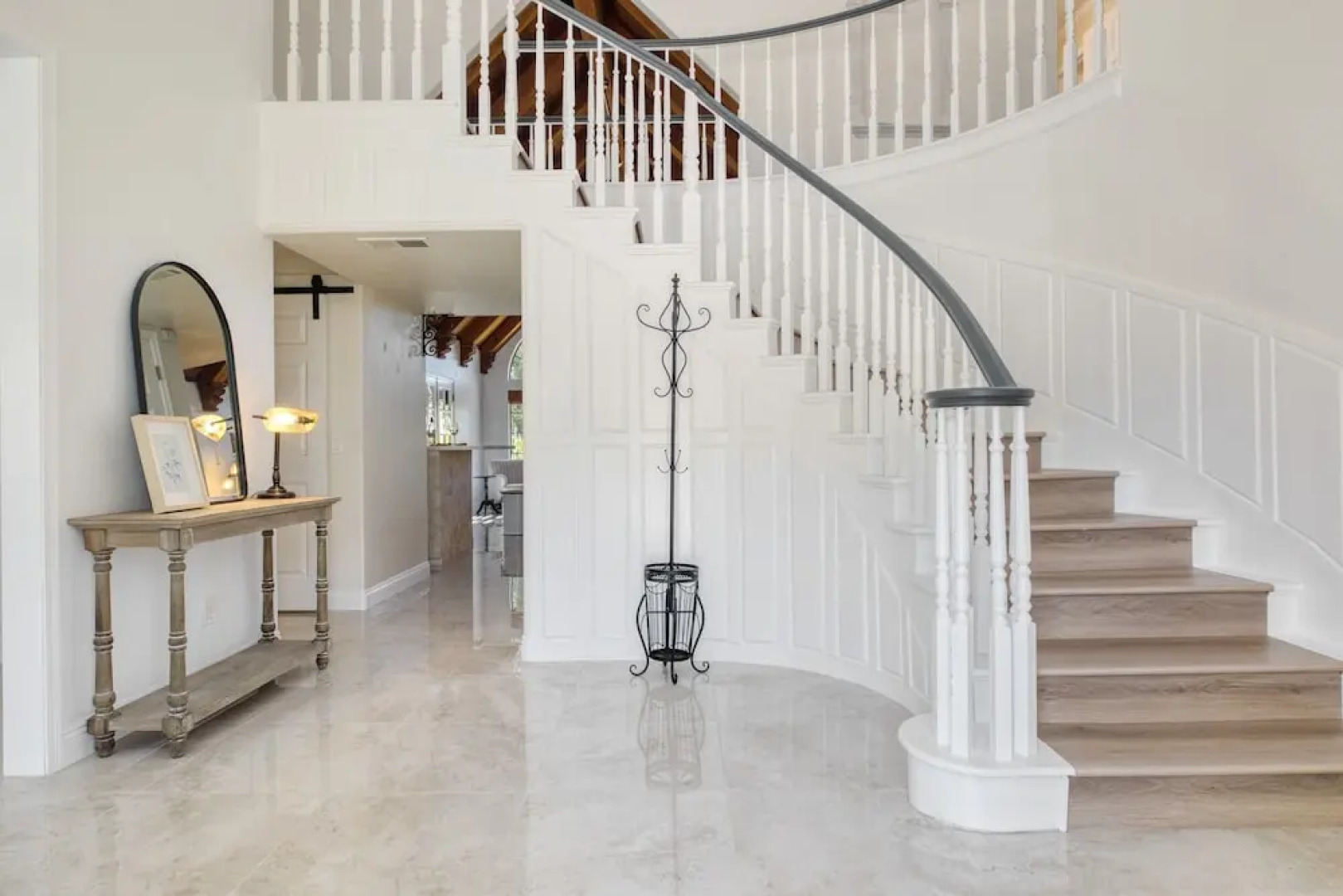 Burgundy by Avantstay Basketball Court Pool Hot Tub Outdoor Kitchen City Escape