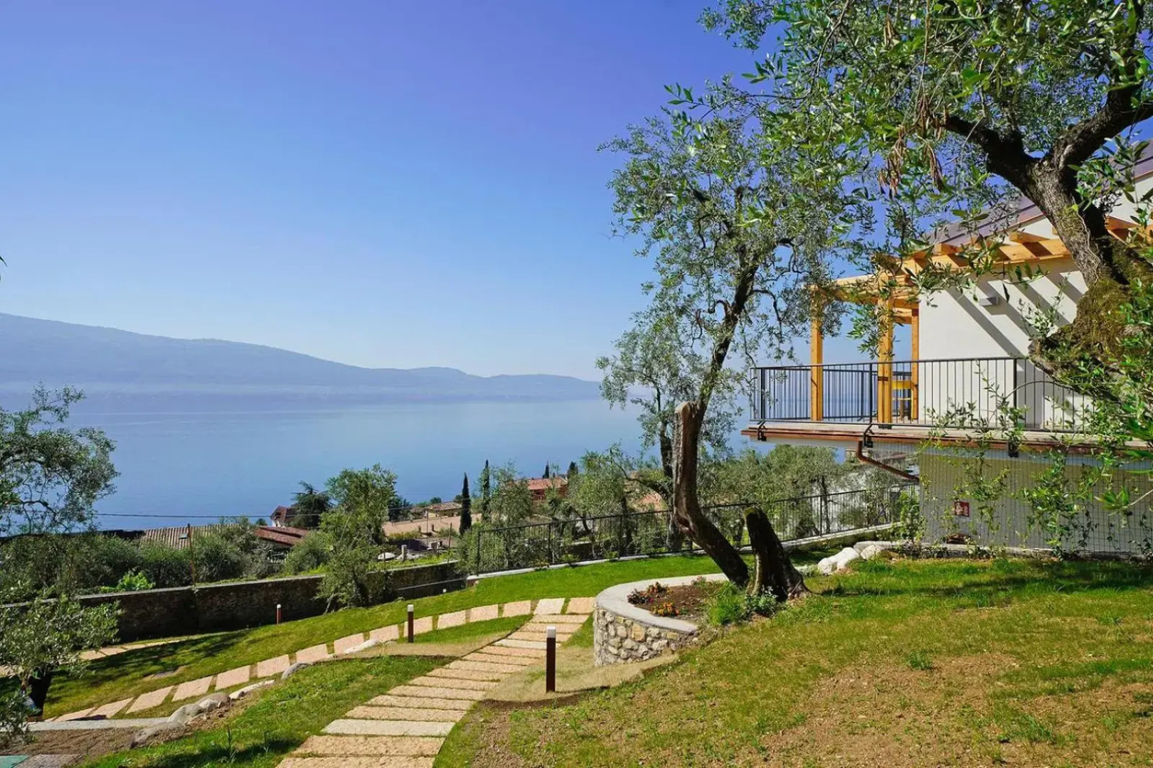 Residence Dany Appartamenti Con Cucina Vista Lago Piscina E Parcheggio