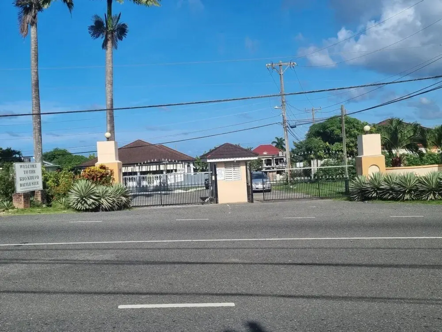 Csompo Empire one bedroom apt