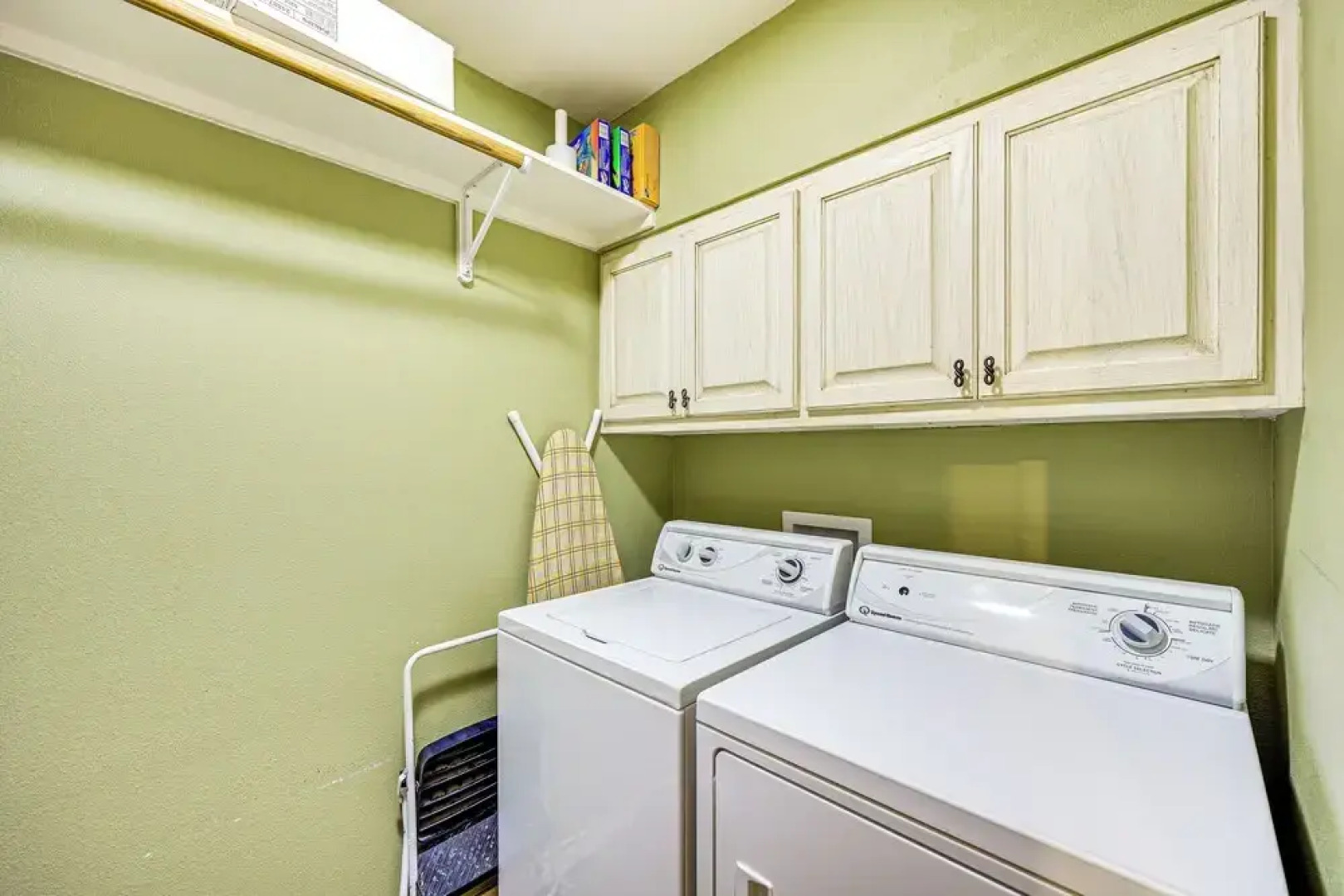 Del Rio Home w/ Large Yard, BBQ + Fireplace!