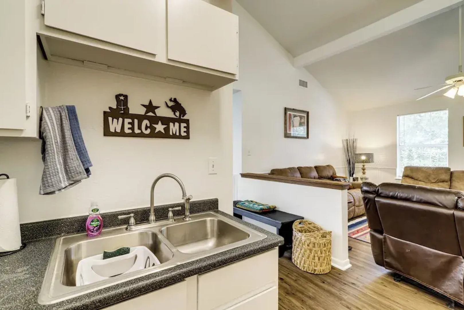 Wine Tours & Antiquing: Townhome Near Dtwn Brenham