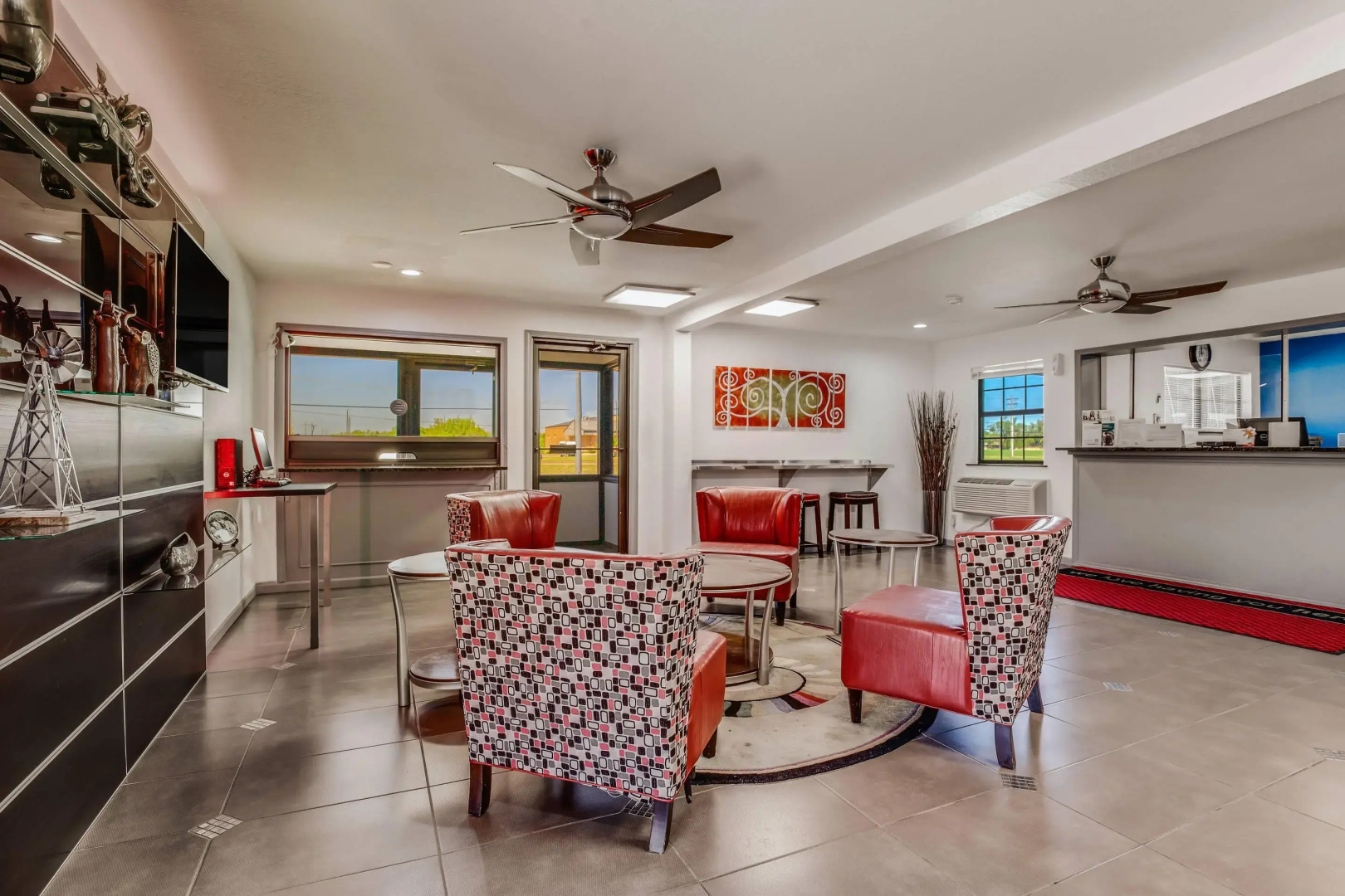 Econo Lodge Inn & Suites