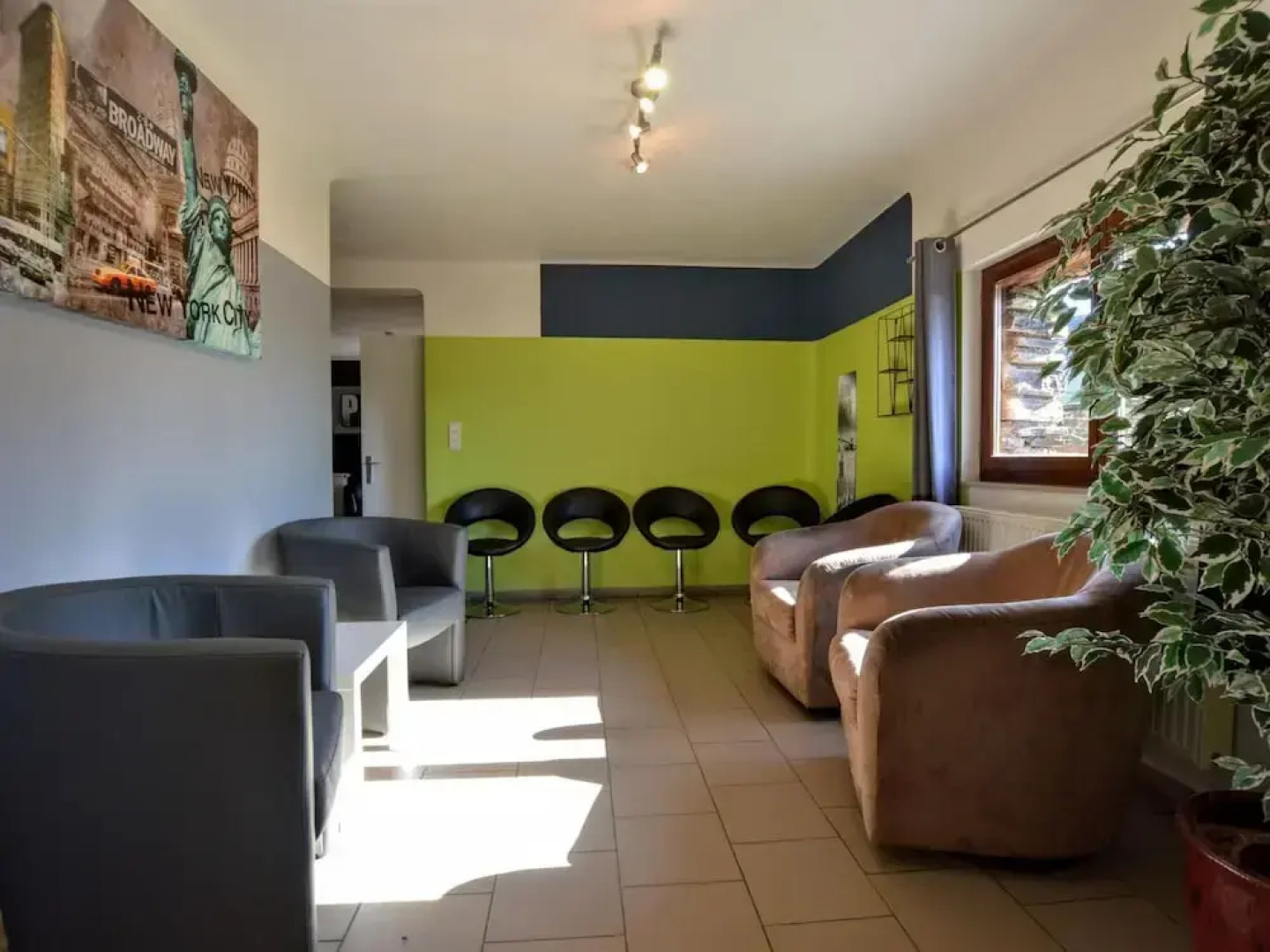 Modern Holiday Home with Jacuzzi and Sauna in Ardennes