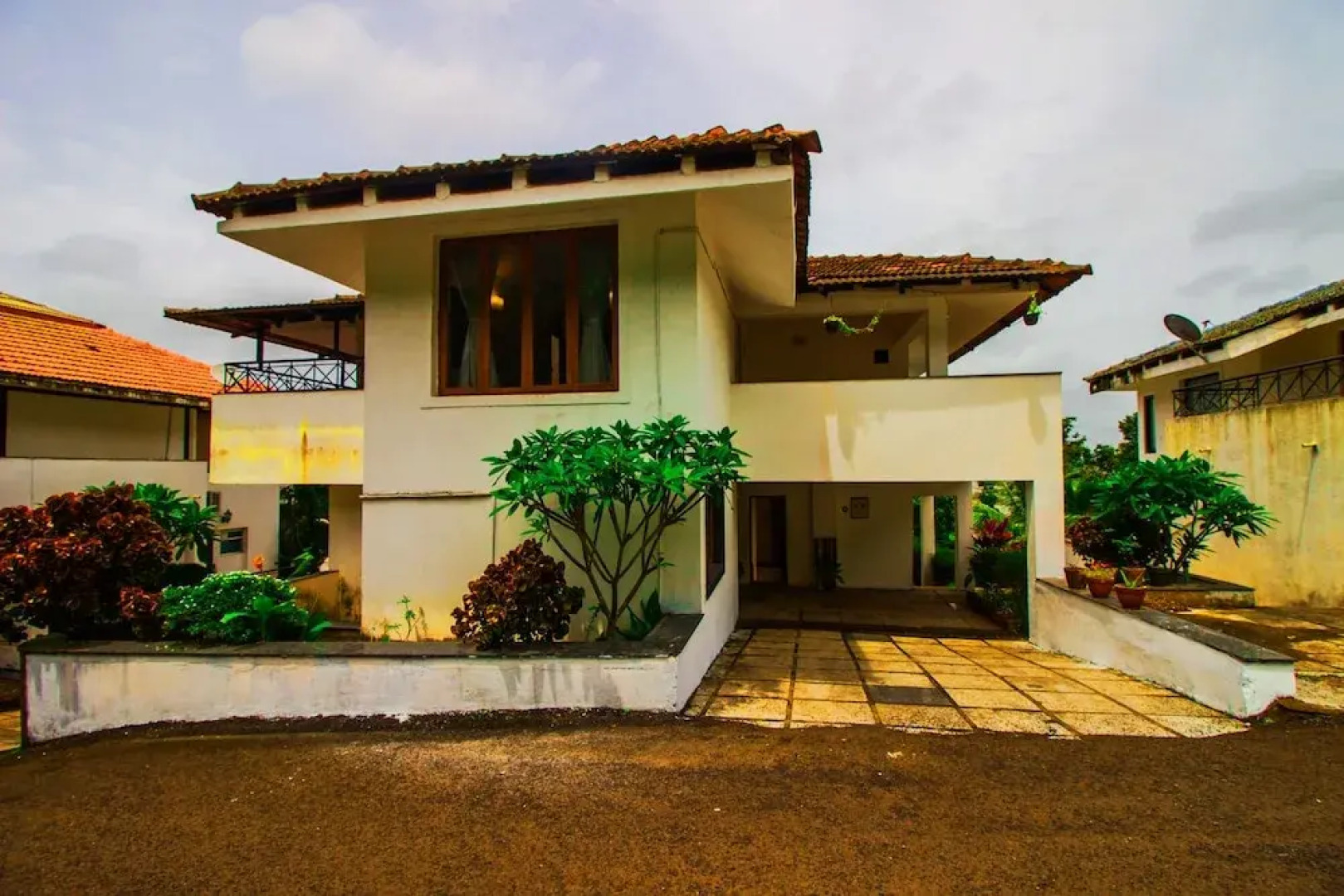 OYO 17402 Home Pool View 4BHK Villa Britona