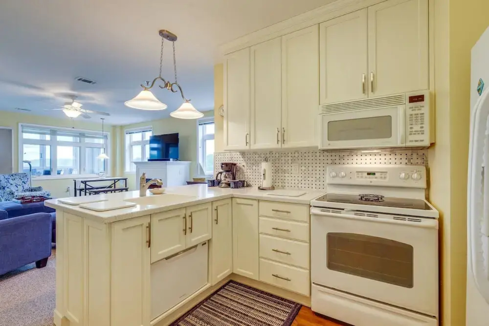 Lakefront Huddleston Condo w/ Community Pool
