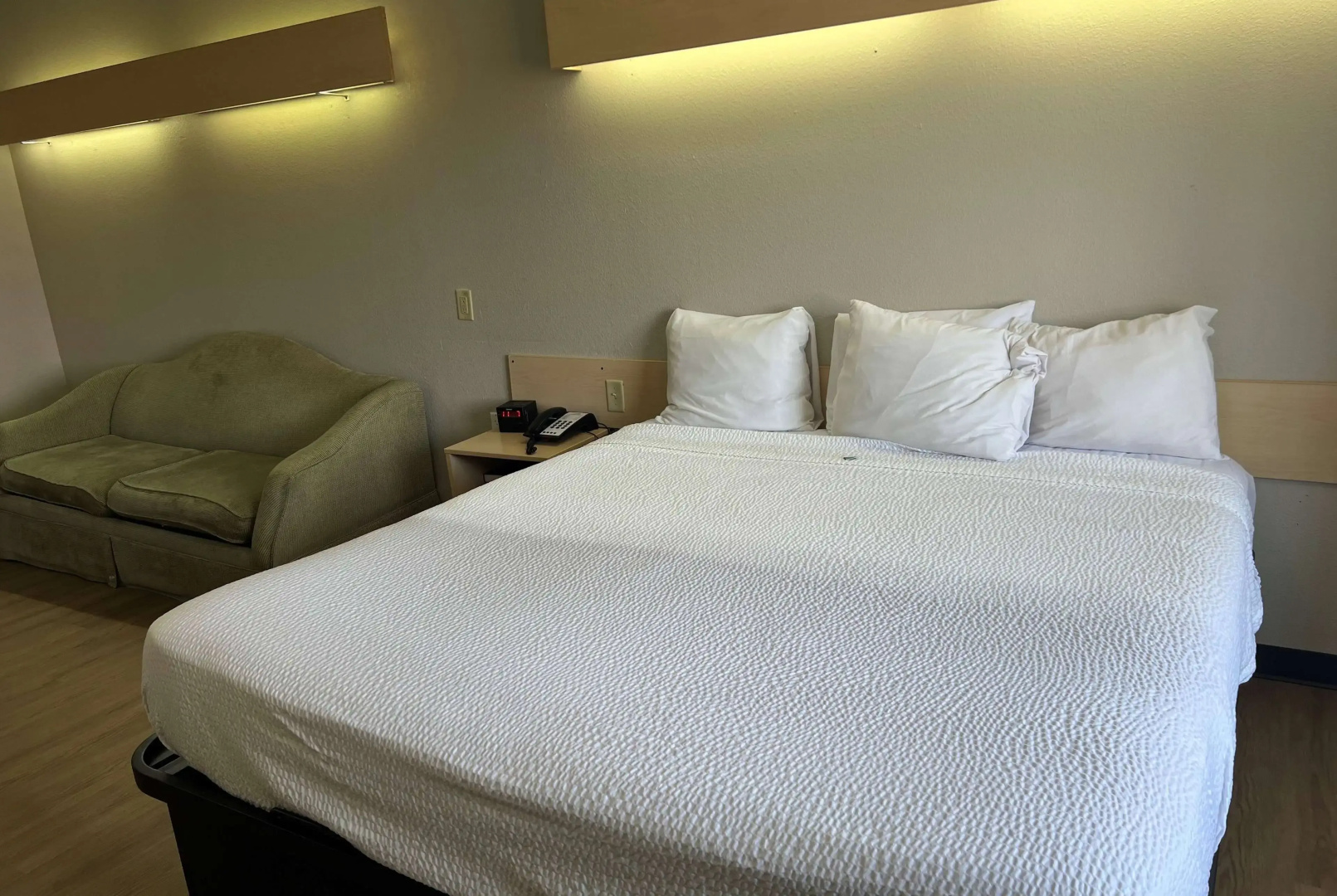 Days Inn & Suites by Wyndham Hutchinson
