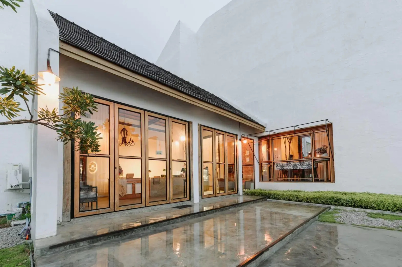 White Wall Riverfront Hotel