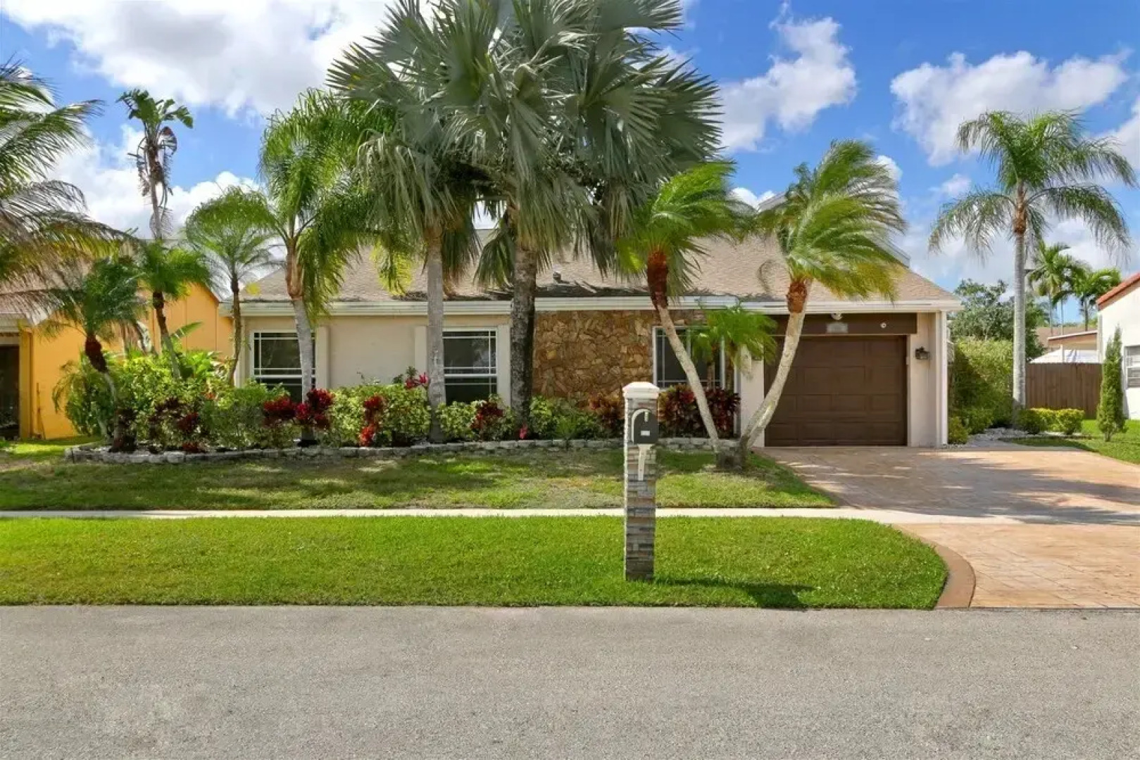 Golden Tropics 30 Minutes From Superbowl 2020 Pool Fenced Backyard