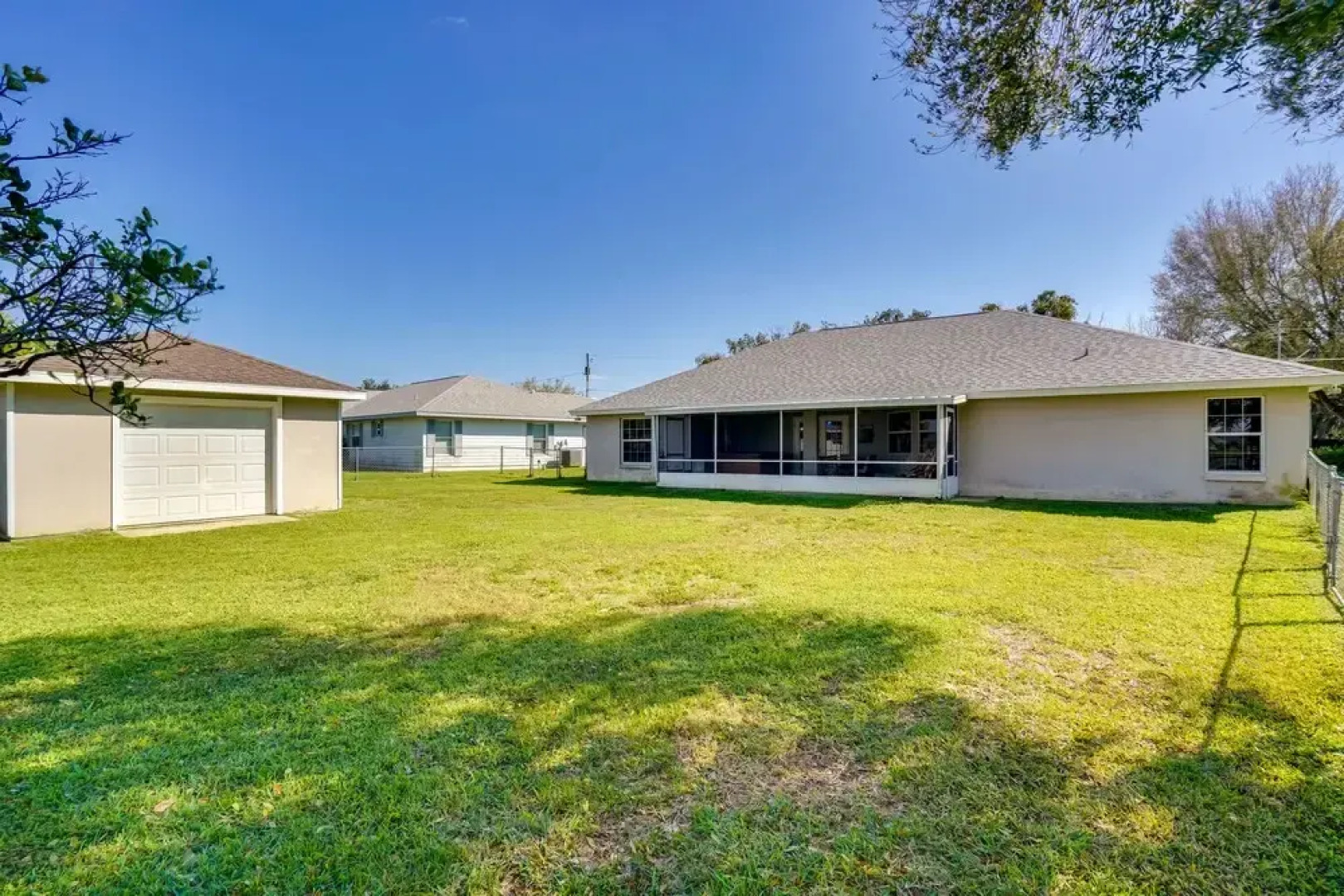 Walk to Lake: Home w/ Screened Porch in Sebring!