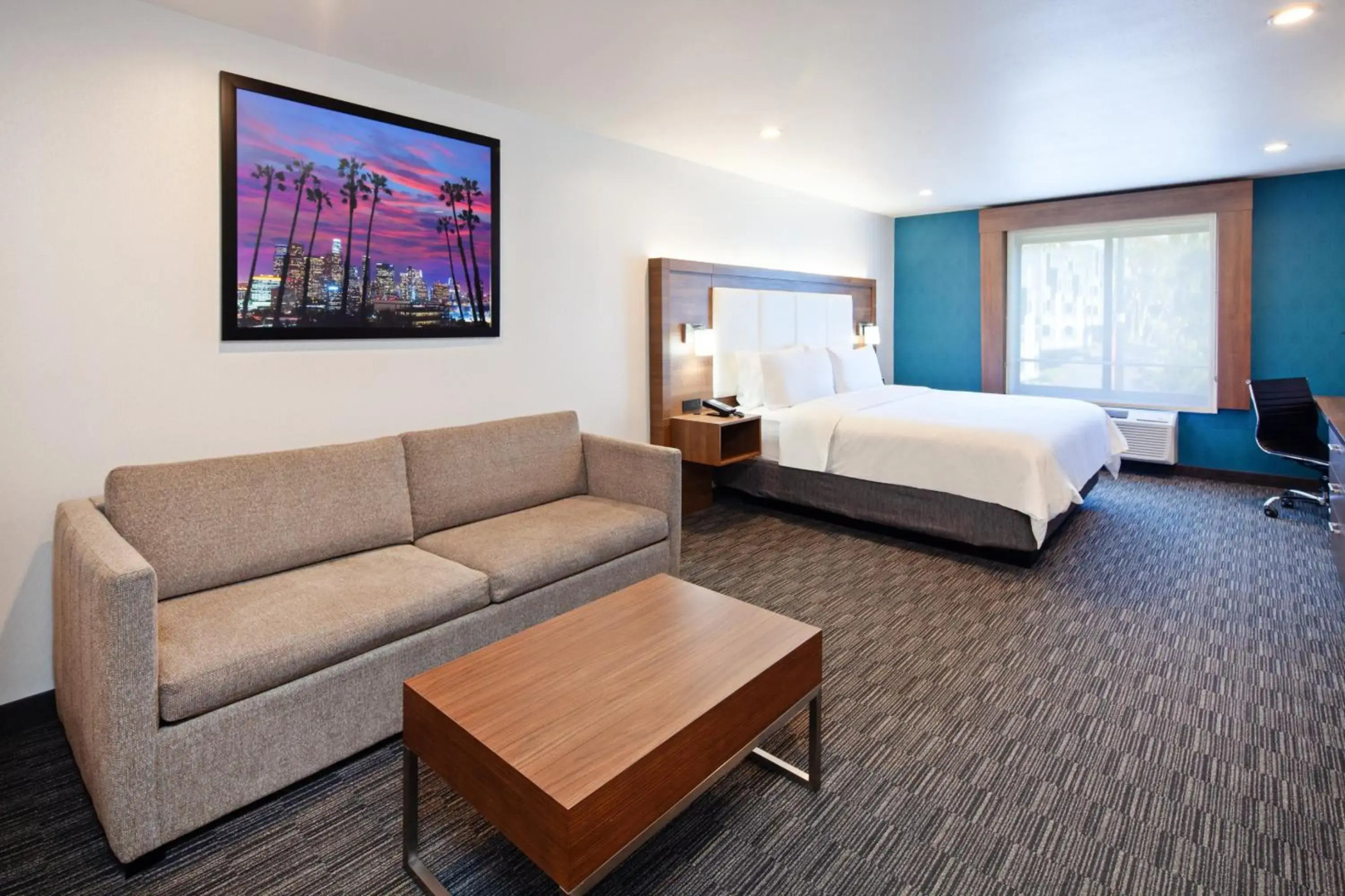 Holiday Inn Express & Suites Hollywood Walk Of Fame