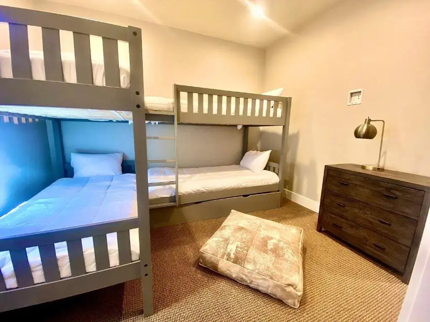 Premium 4BR/3.5B modern home near beach, skiing and downtown. Ping pong + bikes.