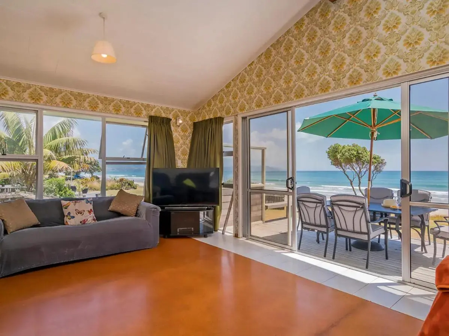 Beachfront Hideaway - Matarangi Holiday Home